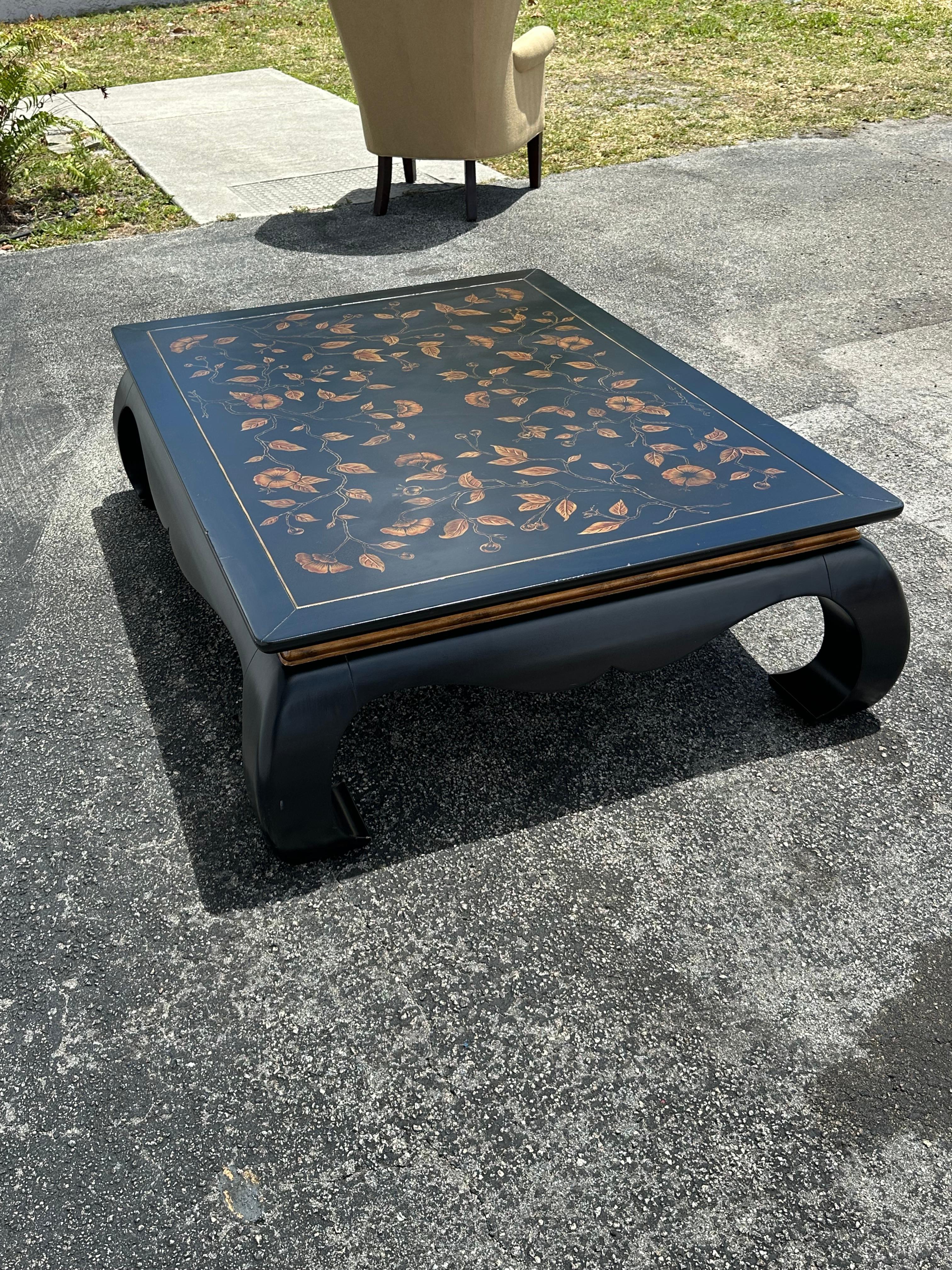 Mesa de centro Chinoiserie monumental estilo botánico pintada de ébano de los años 70 en venta 1