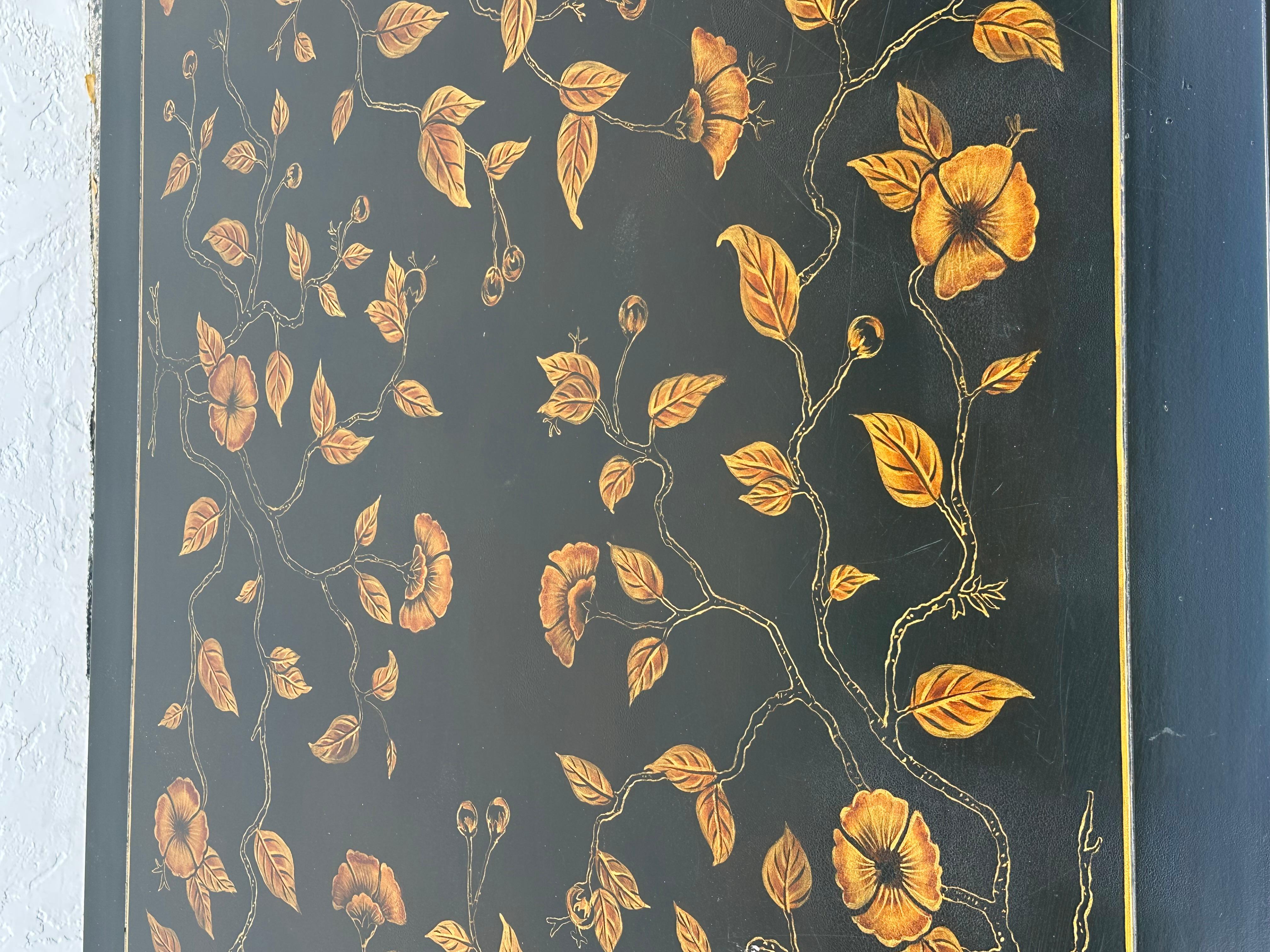 Tavolino Chinoiserie monumentale degli anni '70 in stile botanico dipinto in ebano Chow in vendita 1
