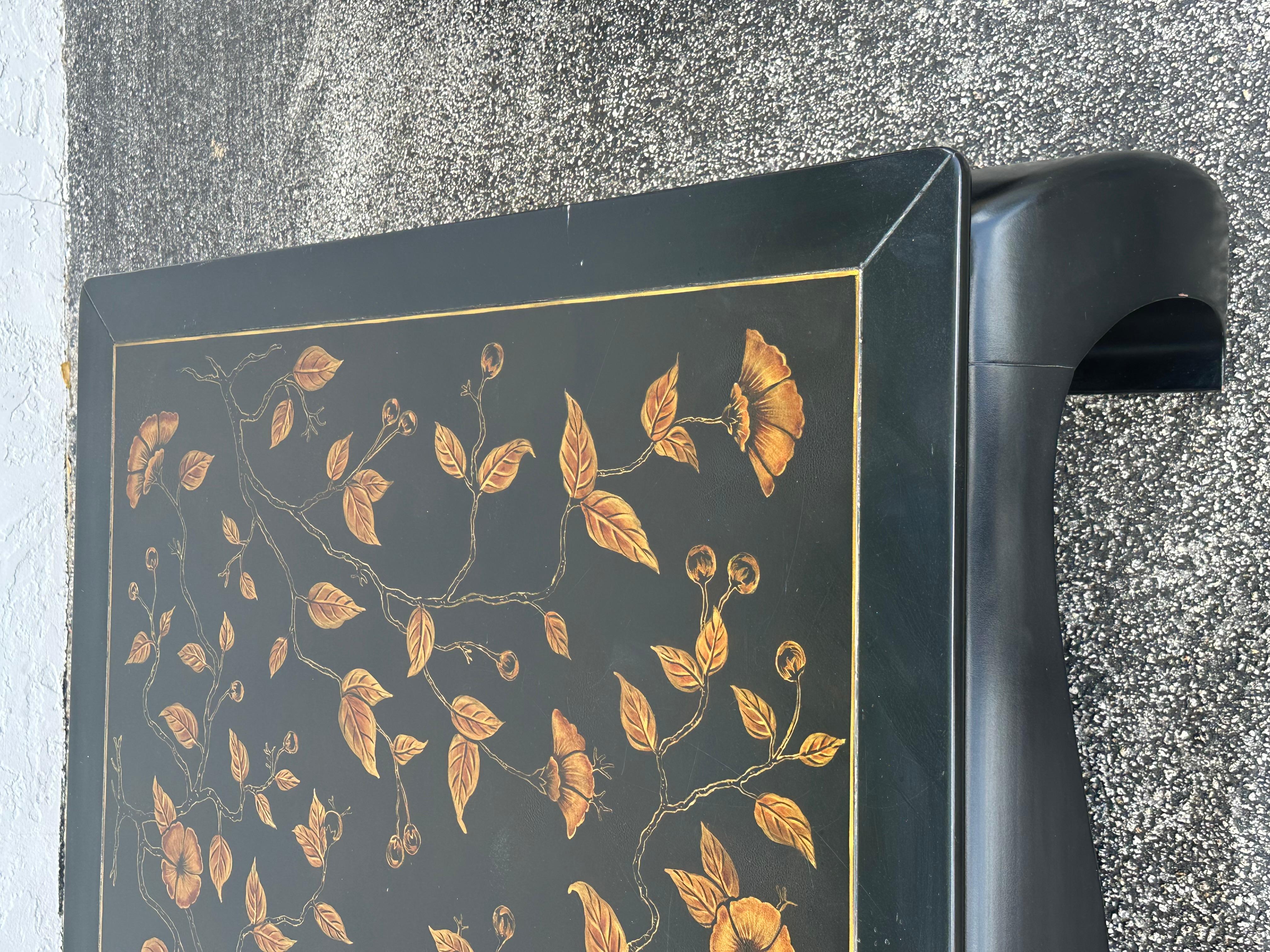 Tavolino Chinoiserie monumentale degli anni '70 in stile botanico dipinto in ebano Chow in vendita 2