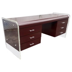 Bureau flottant monumental en bois et Lucite des années 1970