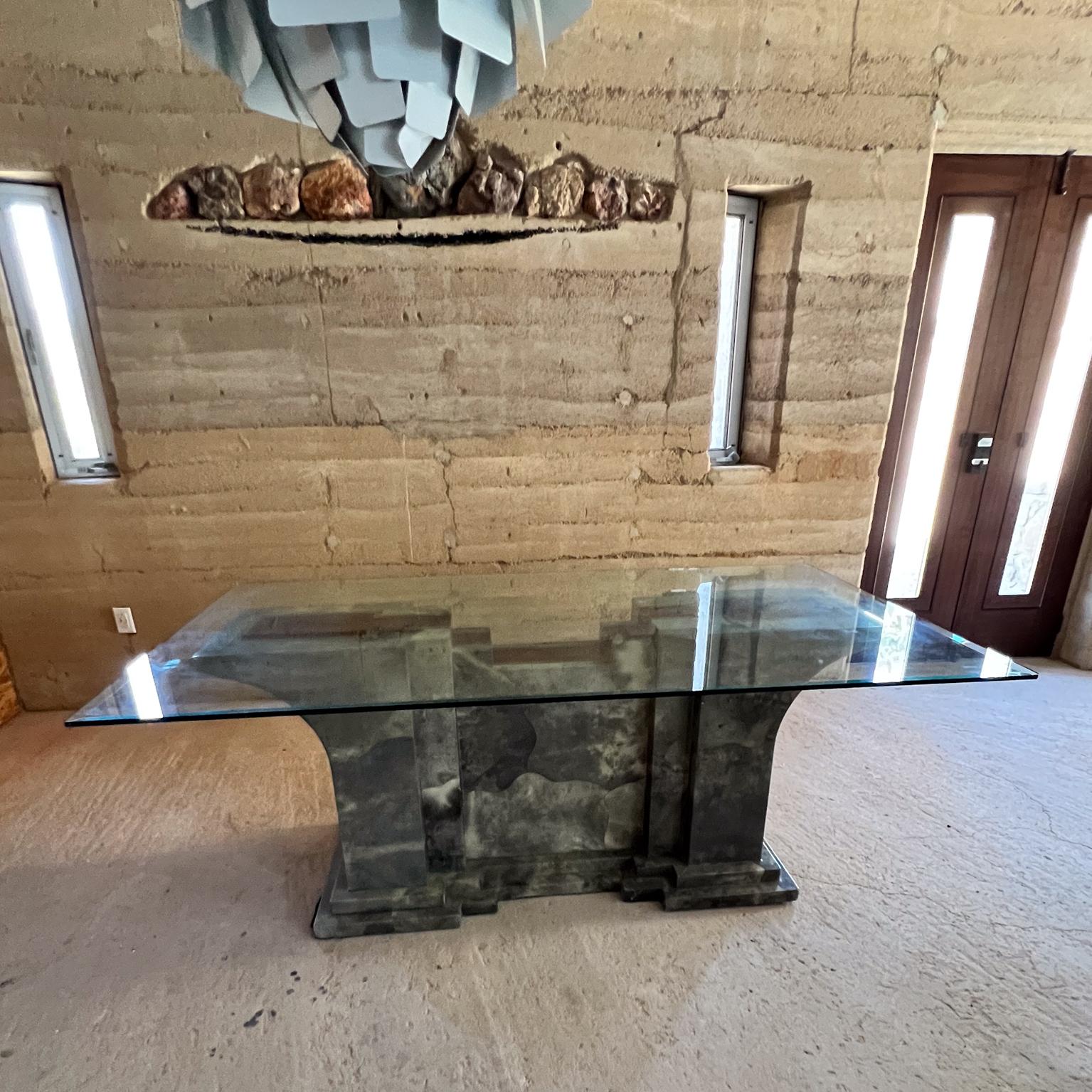 1970er Jahre TMTM Taller Maria Teresa Mendez in Zusammenarbeit mit Karl Springer
Monumental Table Base Grau und Rot
Kein Glas Top ist enthalten, Bilder zur Veranschaulichung.
Ziegenleder Lack Messing
Unmarkiert
28,75 H x 67 B x 22,25 T
Gebrauchter