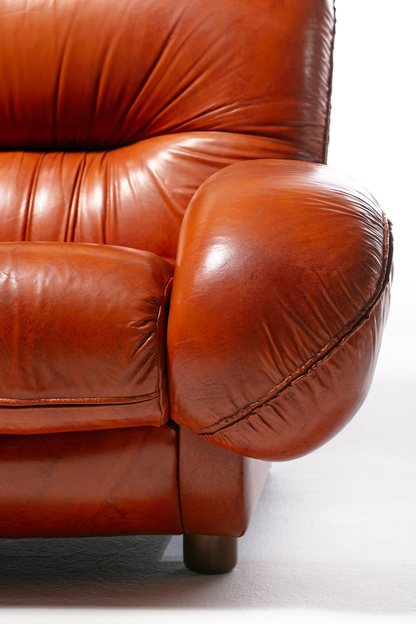 1970s Monumental Italian Boxing Glove Lounge Chairs in Cognac Leather For Sale 5