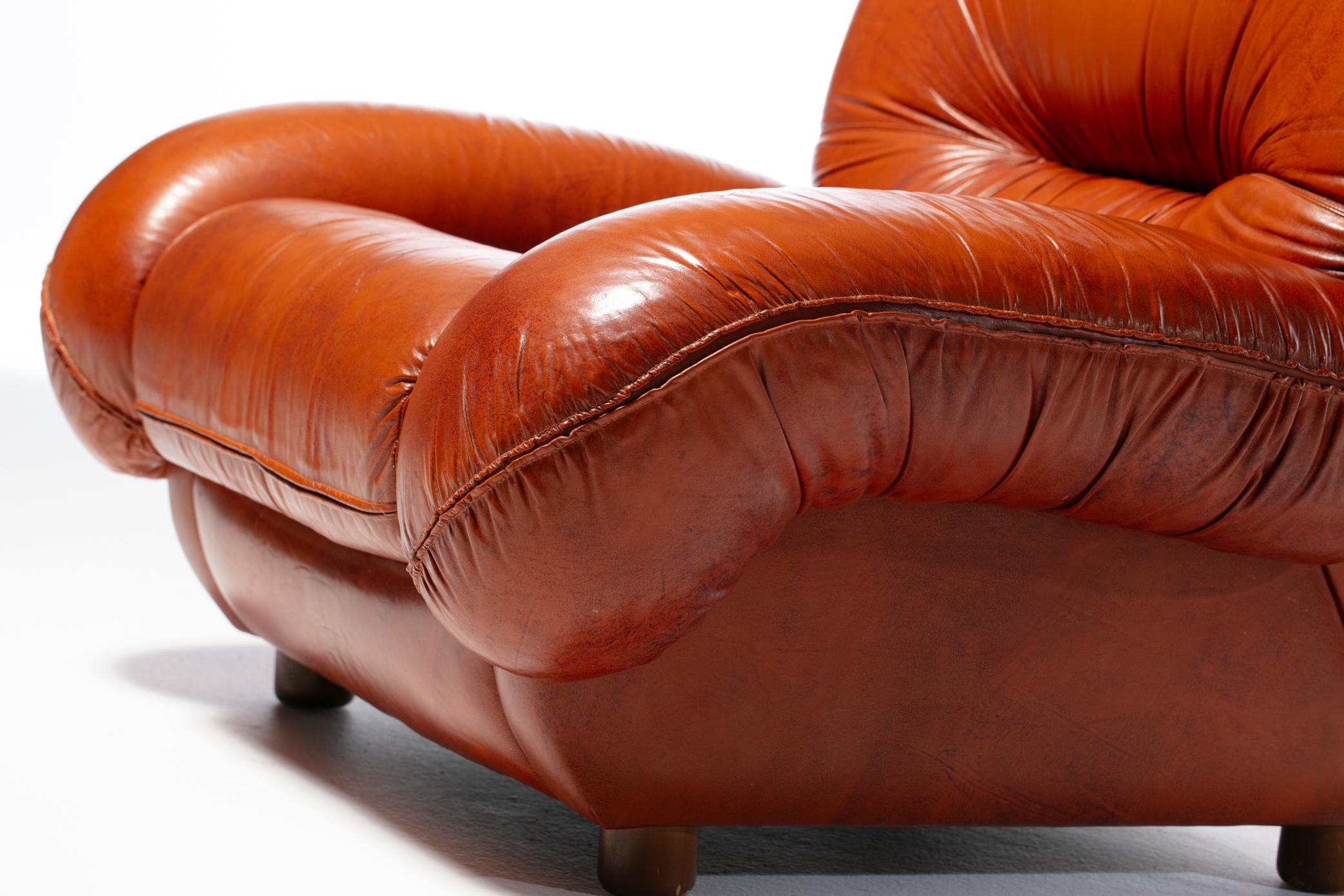 1970s Monumental Italian Boxing Glove Lounge Chairs in Cognac Leather For Sale 6
