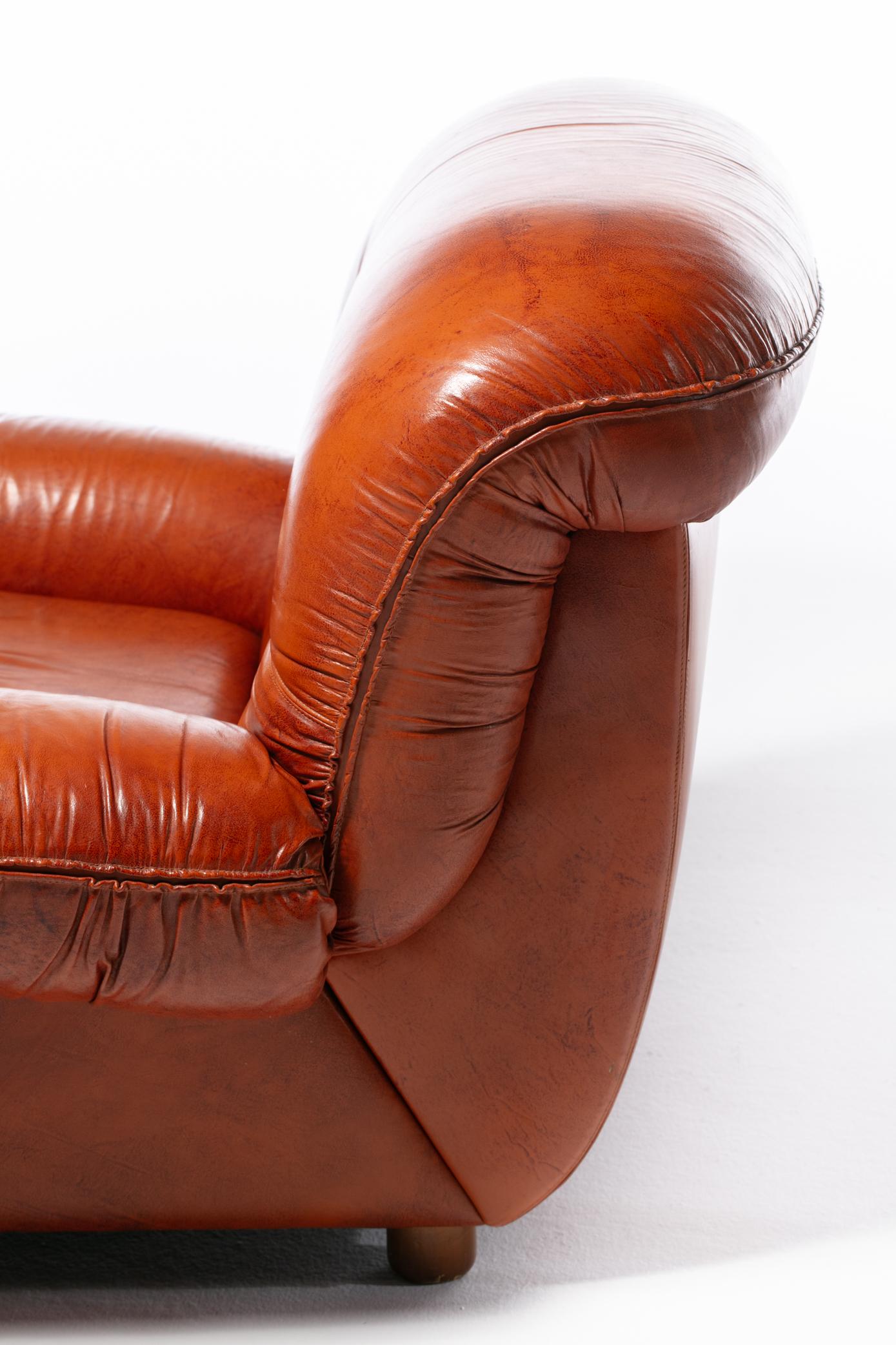 1970s Monumental Italian Boxing Glove Lounge Chairs in Cognac Leather For Sale 7