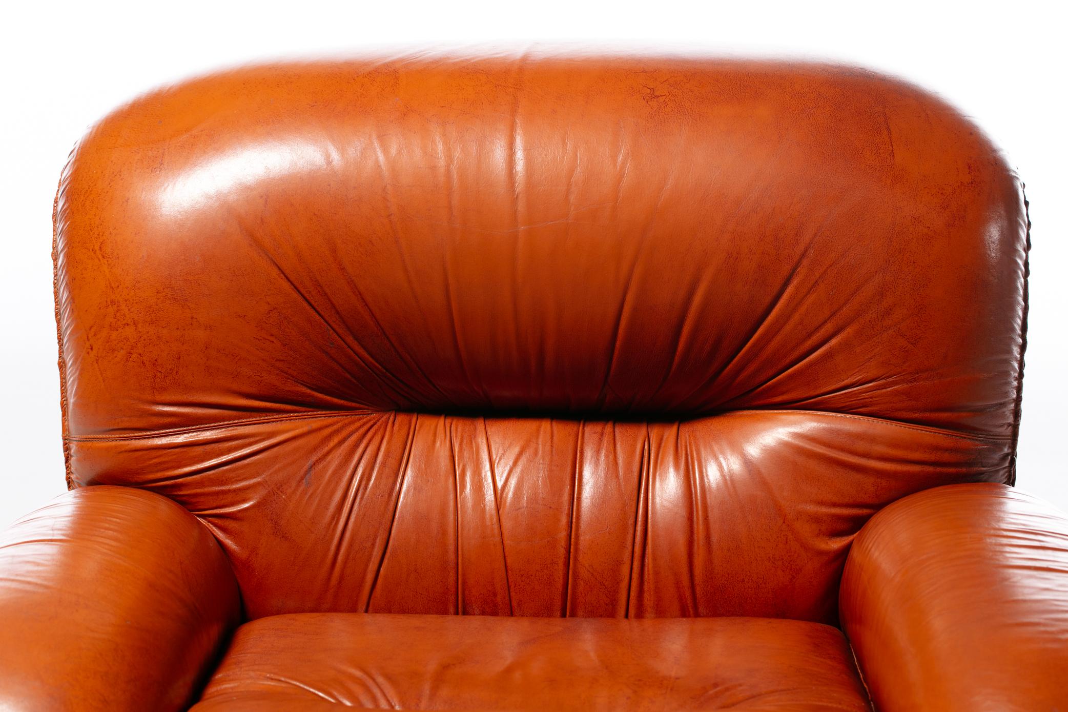 1970s Monumental Italian Boxing Glove Lounge Chairs in Cognac Leather For Sale 3