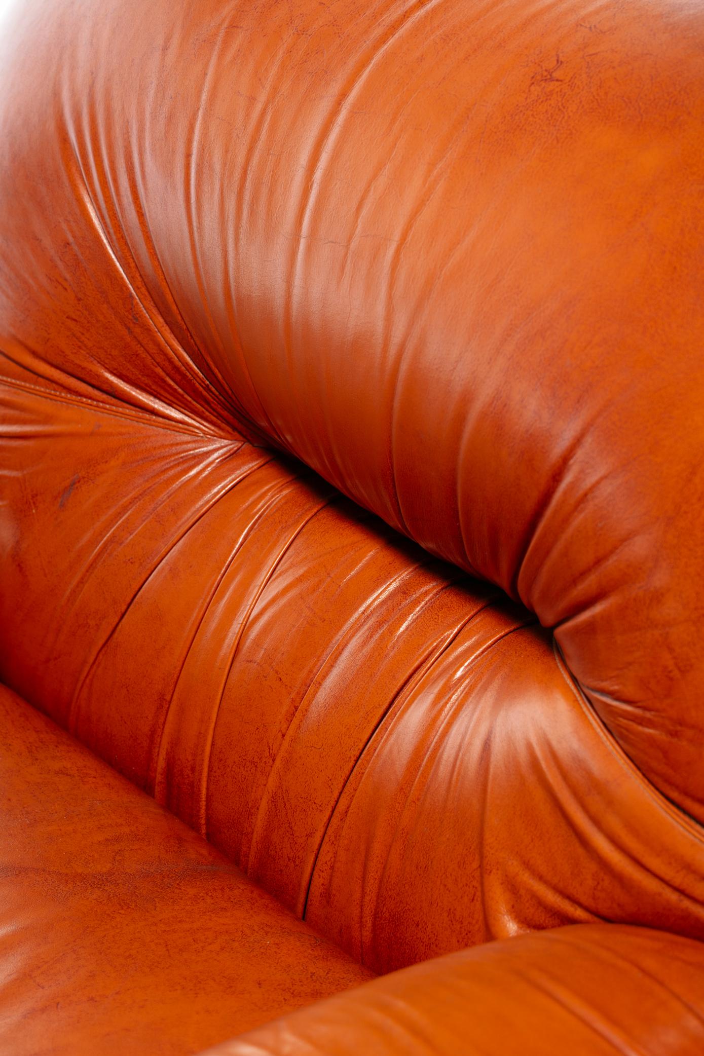 1970s Monumental Italian Boxing Glove Lounge Chairs in Cognac Leather For Sale 4