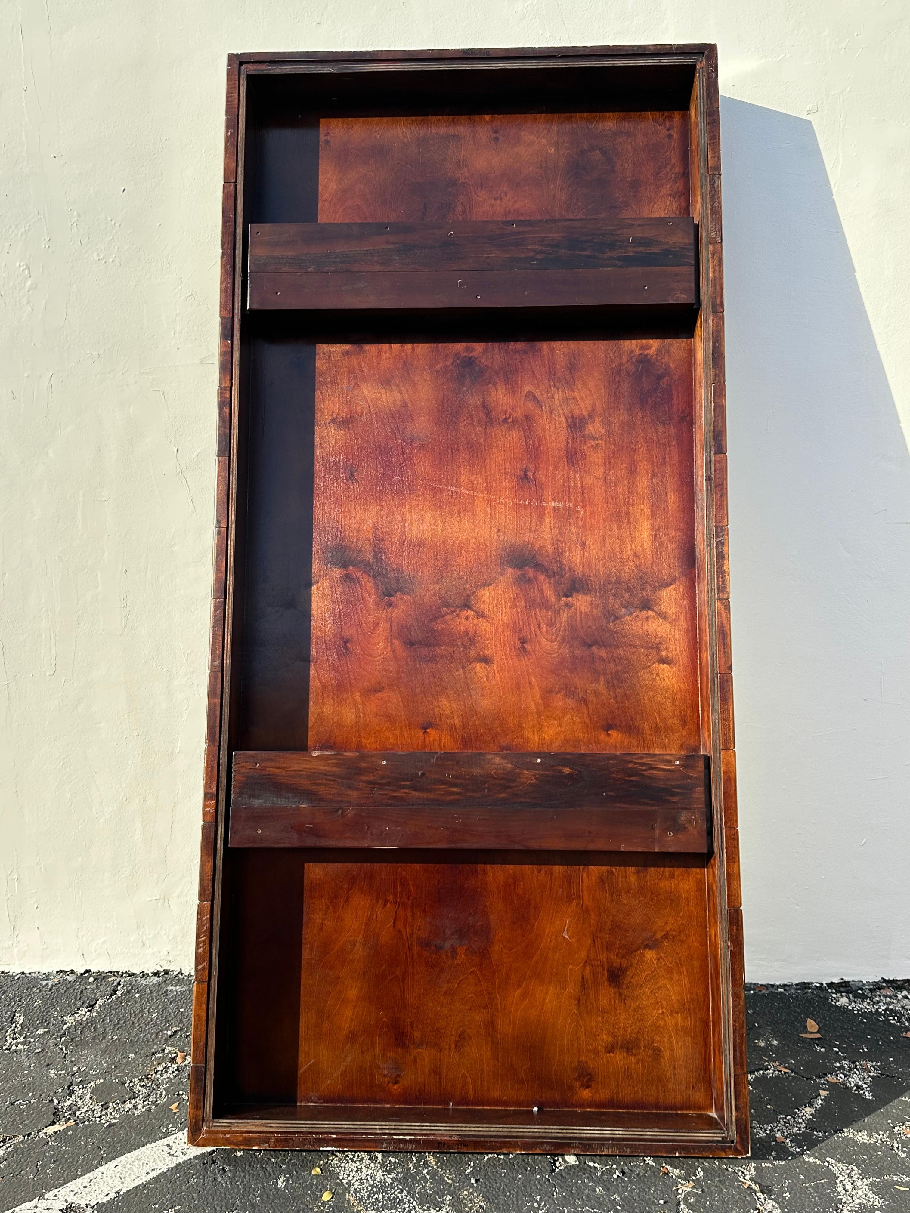 Specchio da terra monumentale in rattan e noce stile McGuire degli anni '70 in vendita 6