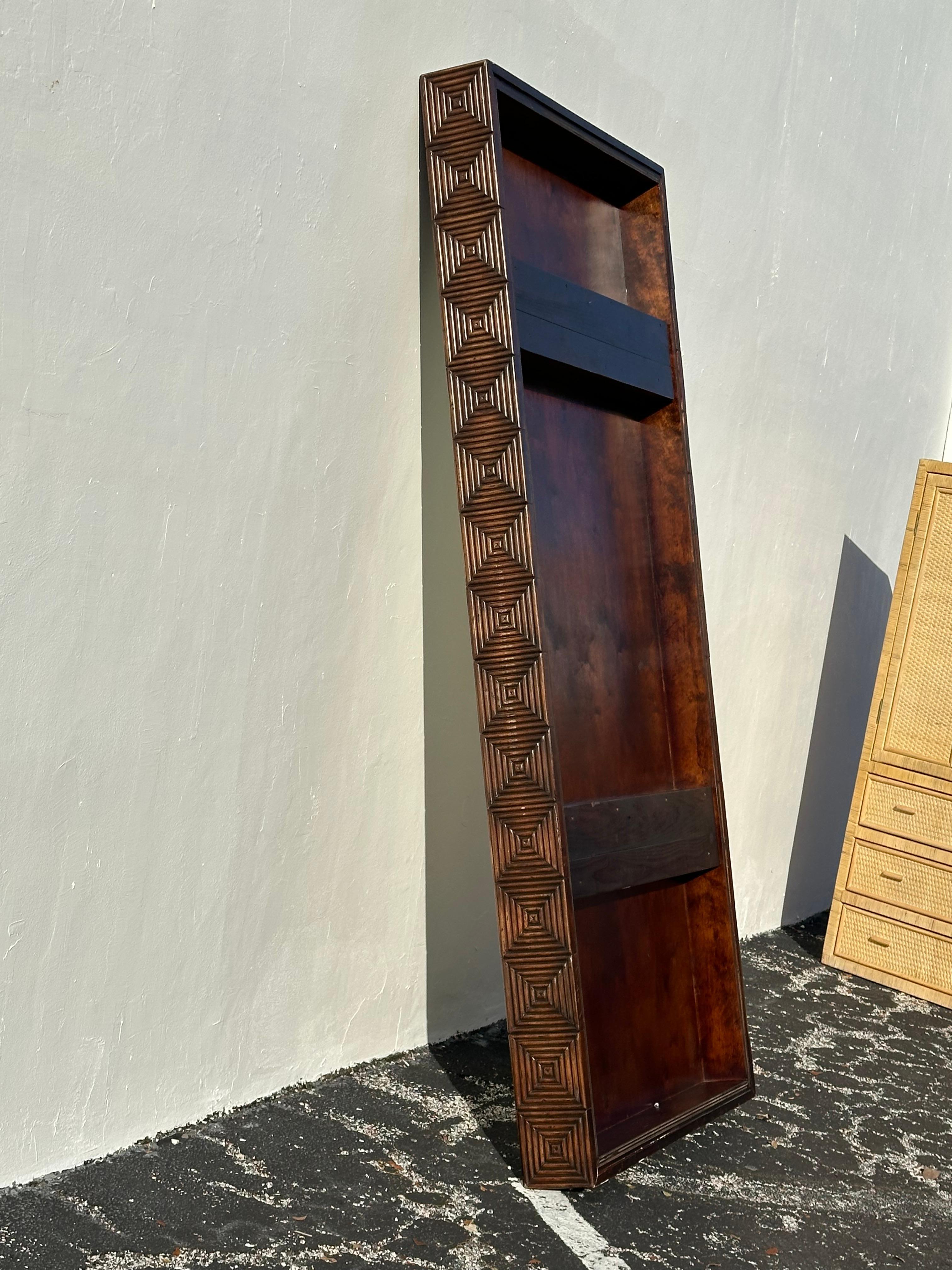 Specchio da terra monumentale in rattan e noce stile McGuire degli anni '70 in vendita 7