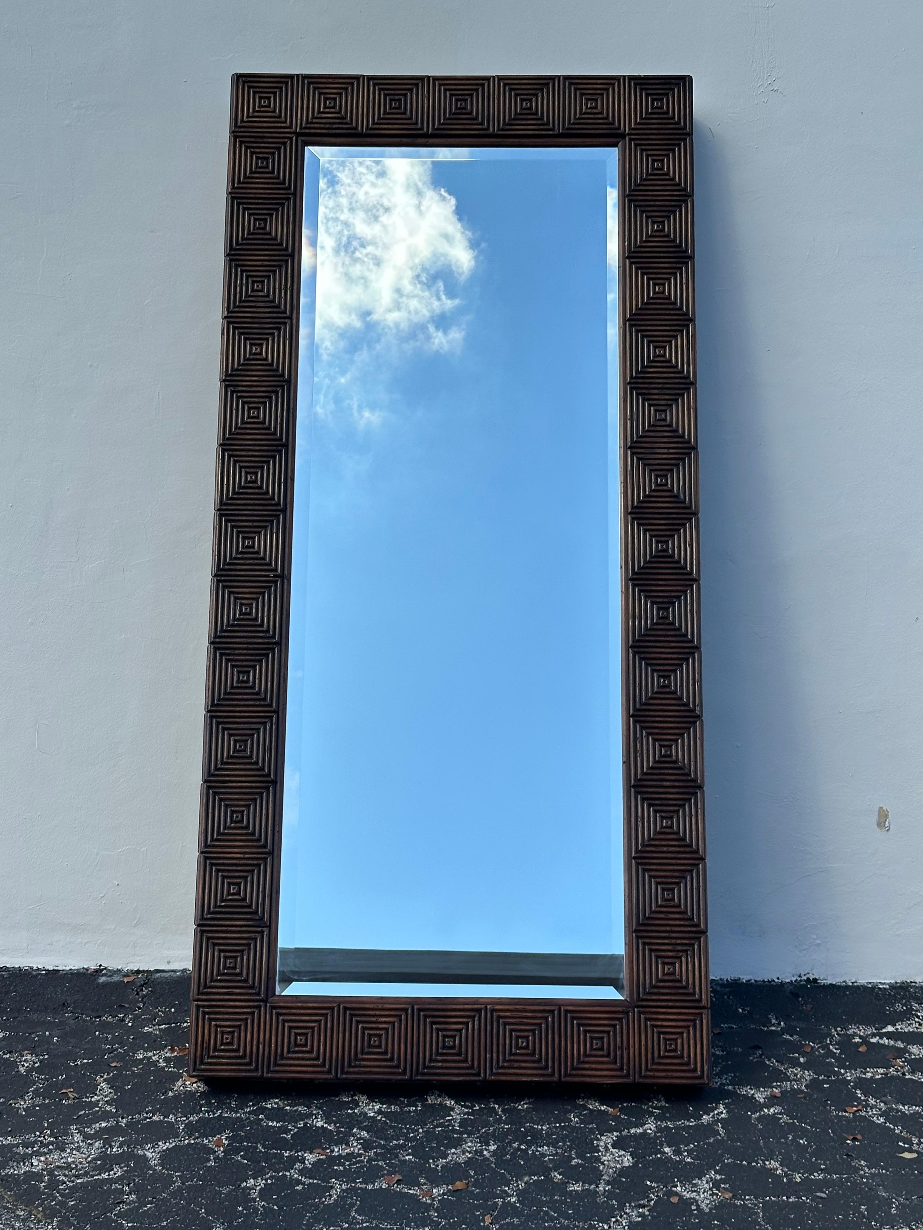 In questa occasione ti offriamo uno dei più straordinari e rari specchi biomorfi che tu possa sperare di trovare. Il design è eccezionale. Questo bellissimo specchio monumentale è un pezzo forte e ricco di personalità!!! Guarda gli splendidi