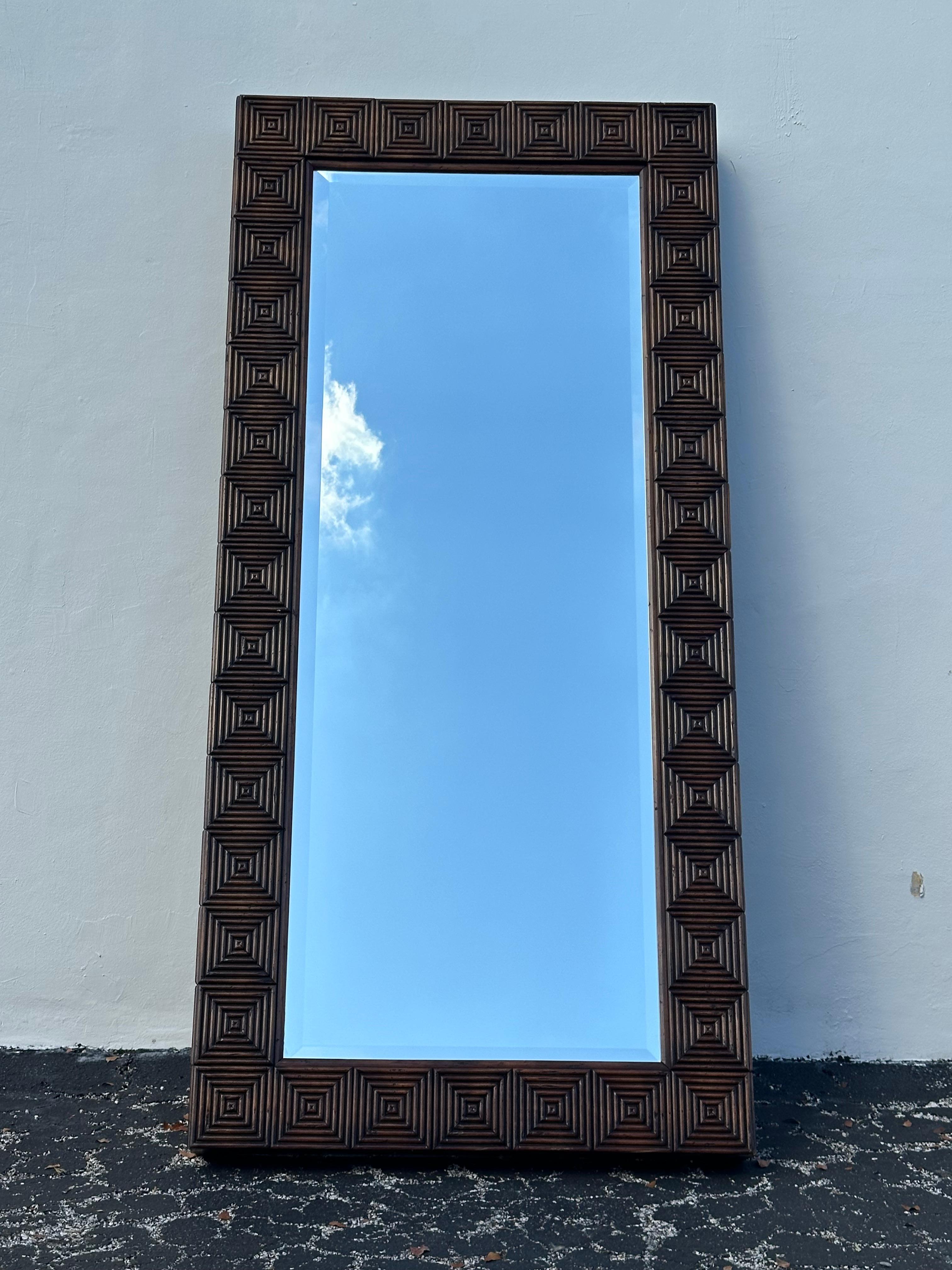 Bohémien Specchio da terra monumentale in rattan e noce stile McGuire degli anni '70 in vendita