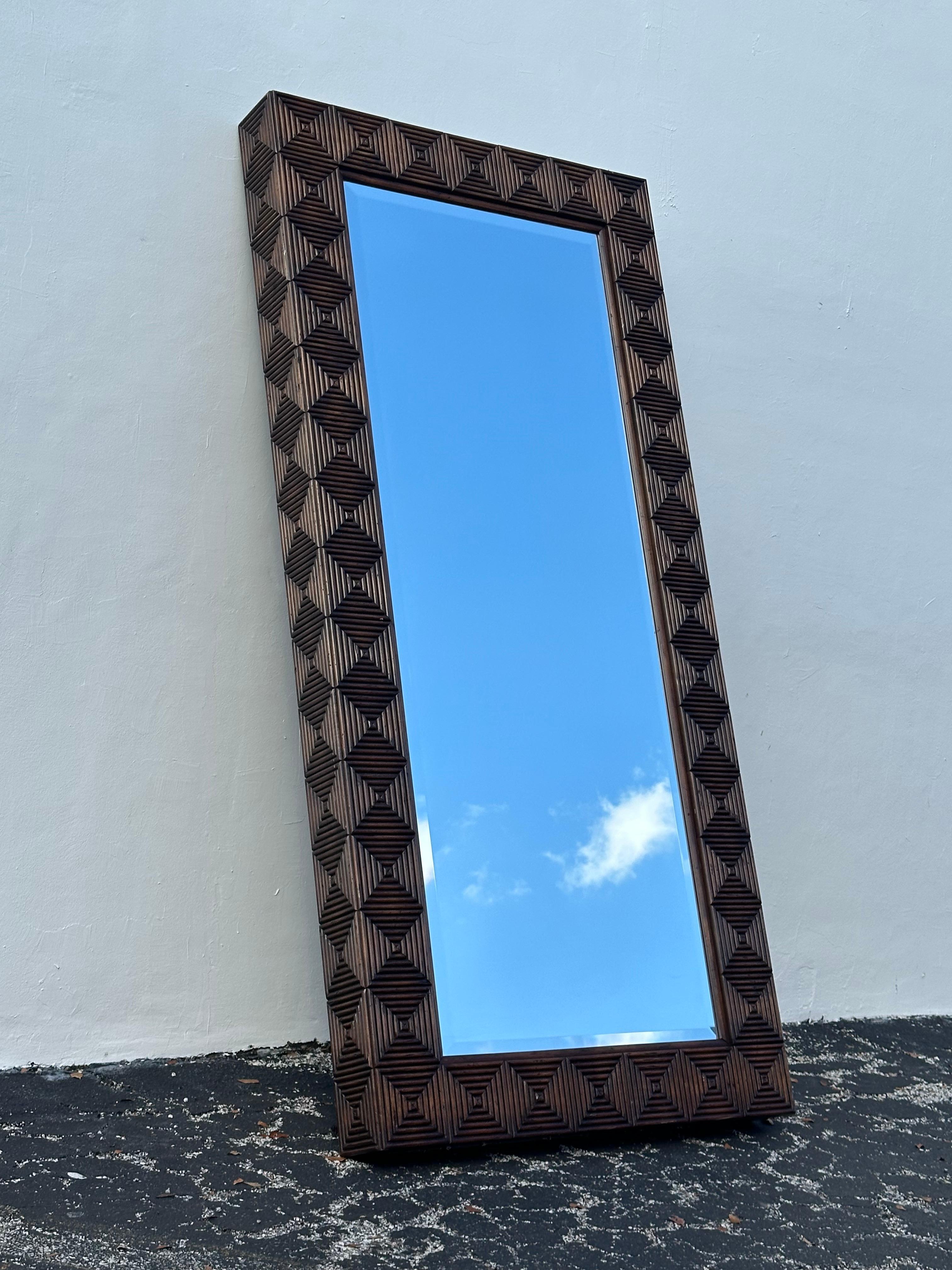 Specchio da terra monumentale in rattan e noce stile McGuire degli anni '70 In condizioni buone in vendita a Fort Lauderdale, FL