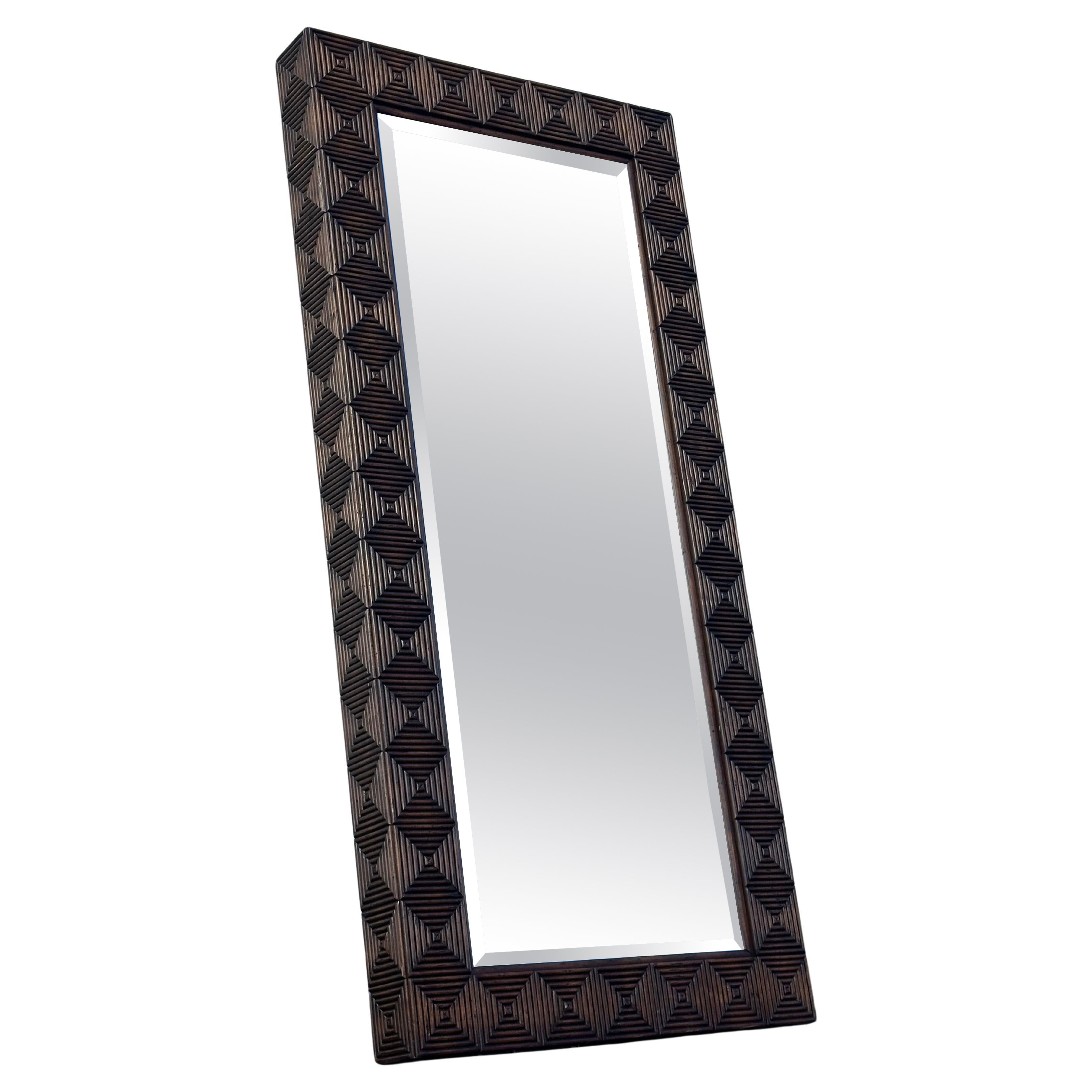 Specchio da terra monumentale in rattan e noce stile McGuire degli anni '70 in vendita