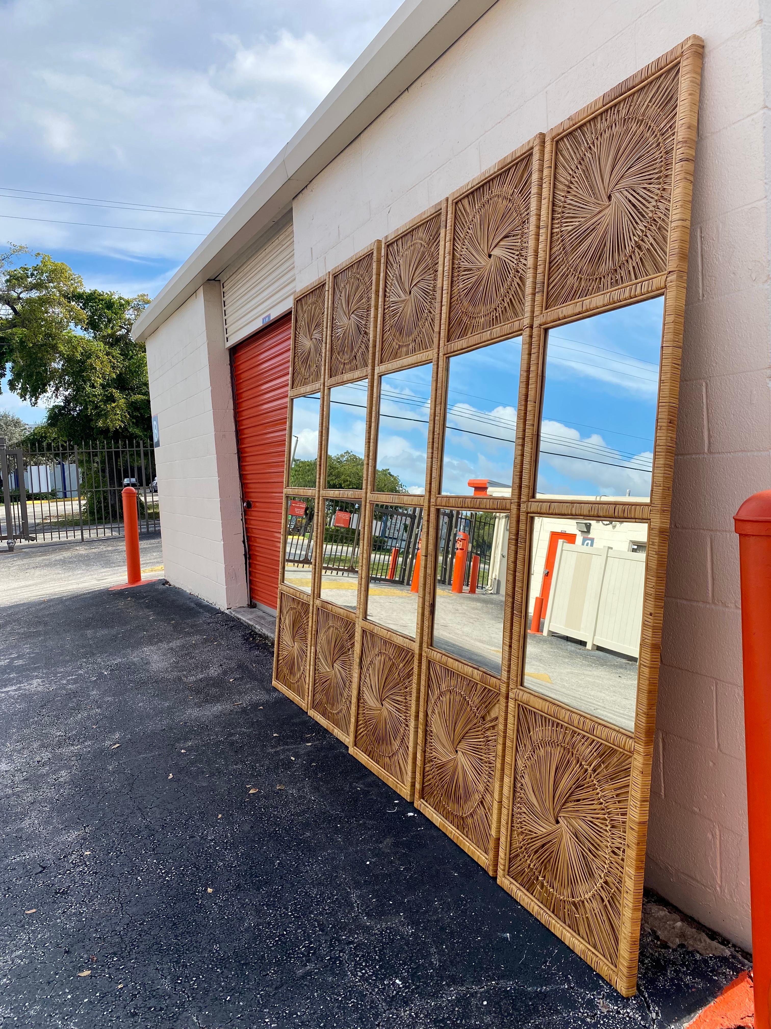 Monumentaux panneaux de miroirs muraux en osier et rotin Sunburst des années 1970 Bon état - En vente à Fort Lauderdale, FL