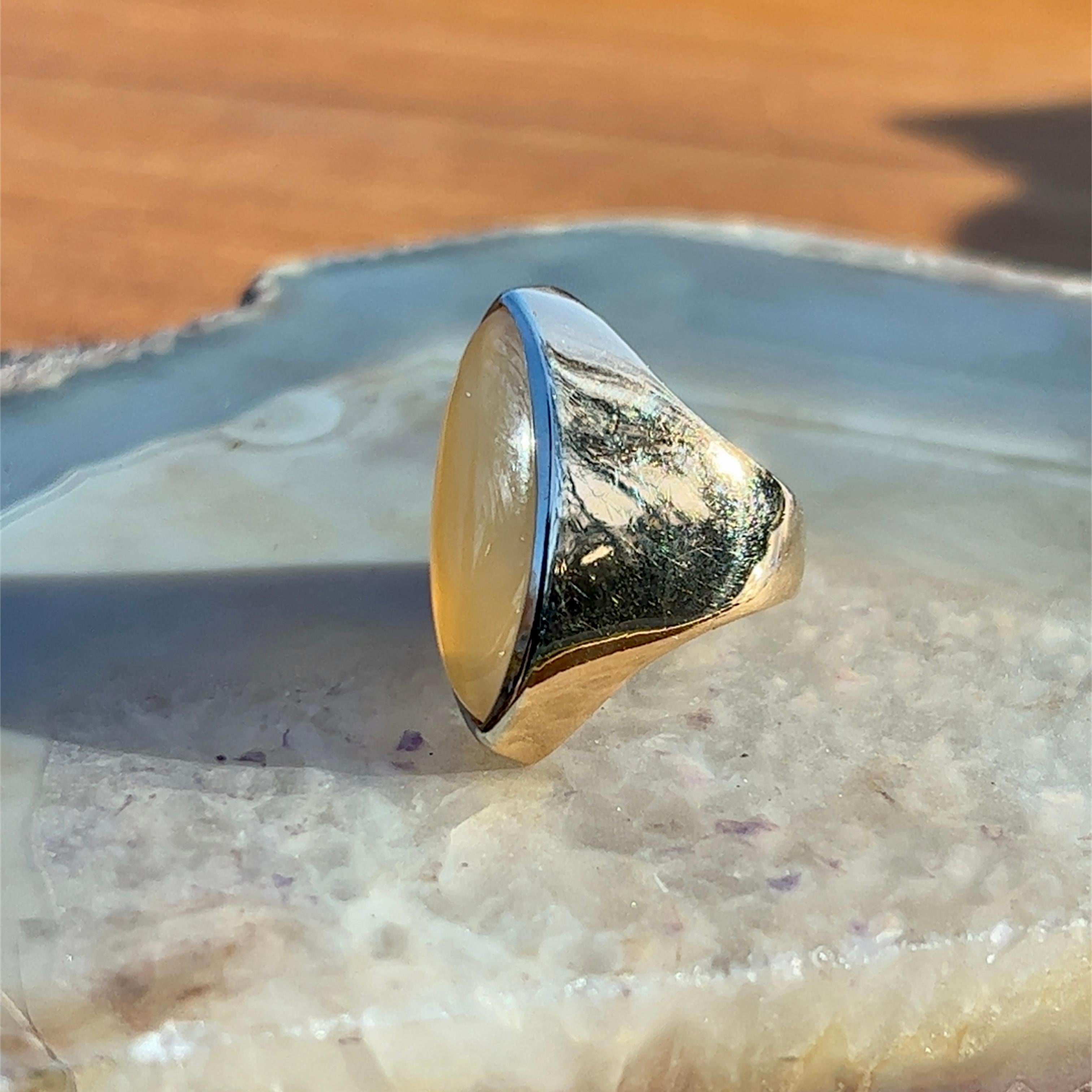 1970s Moonstone Dome Ring in 18K Yellow Gold In Good Condition For Sale In Towson, MD