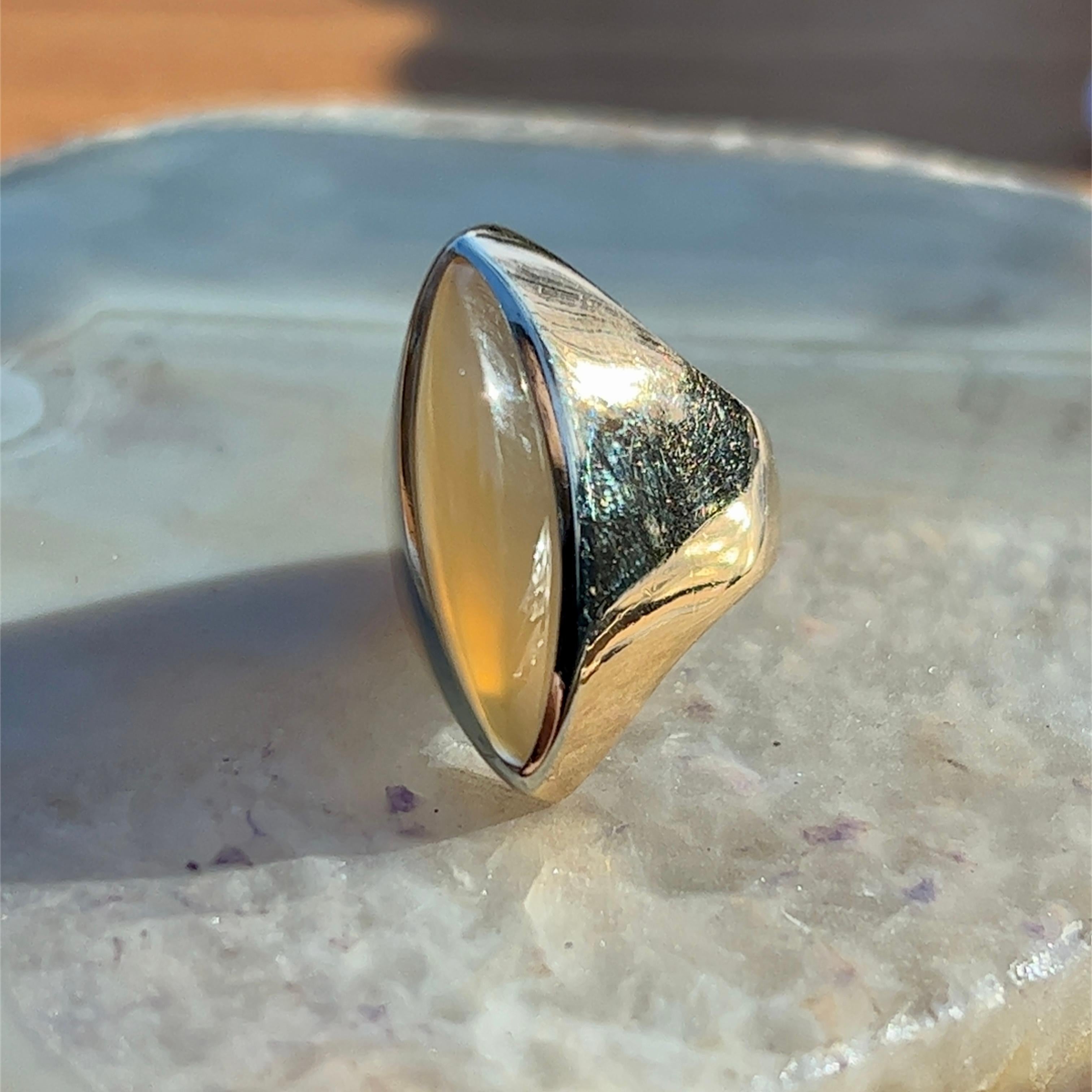 Women's or Men's 1970s Moonstone Dome Ring in 18K Yellow Gold For Sale