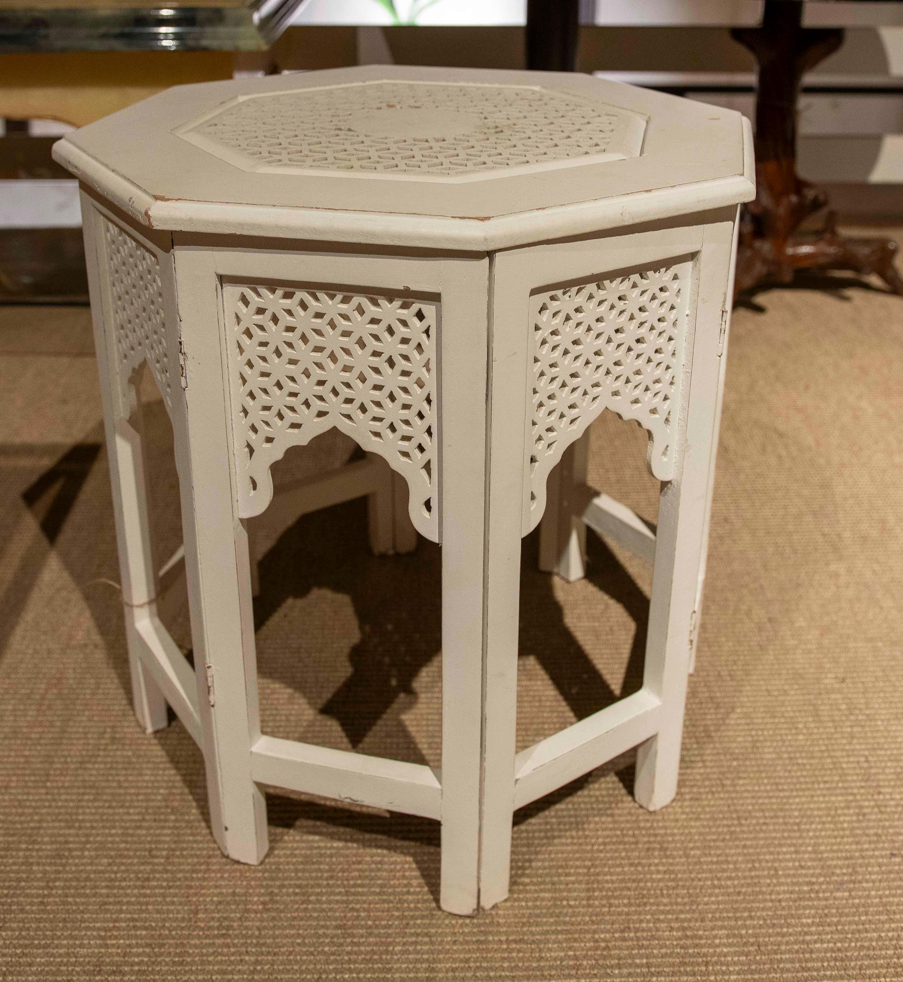 Mesa auxiliar octogonal estilo morisco de los años 70 en madera calada blanca en venta 4