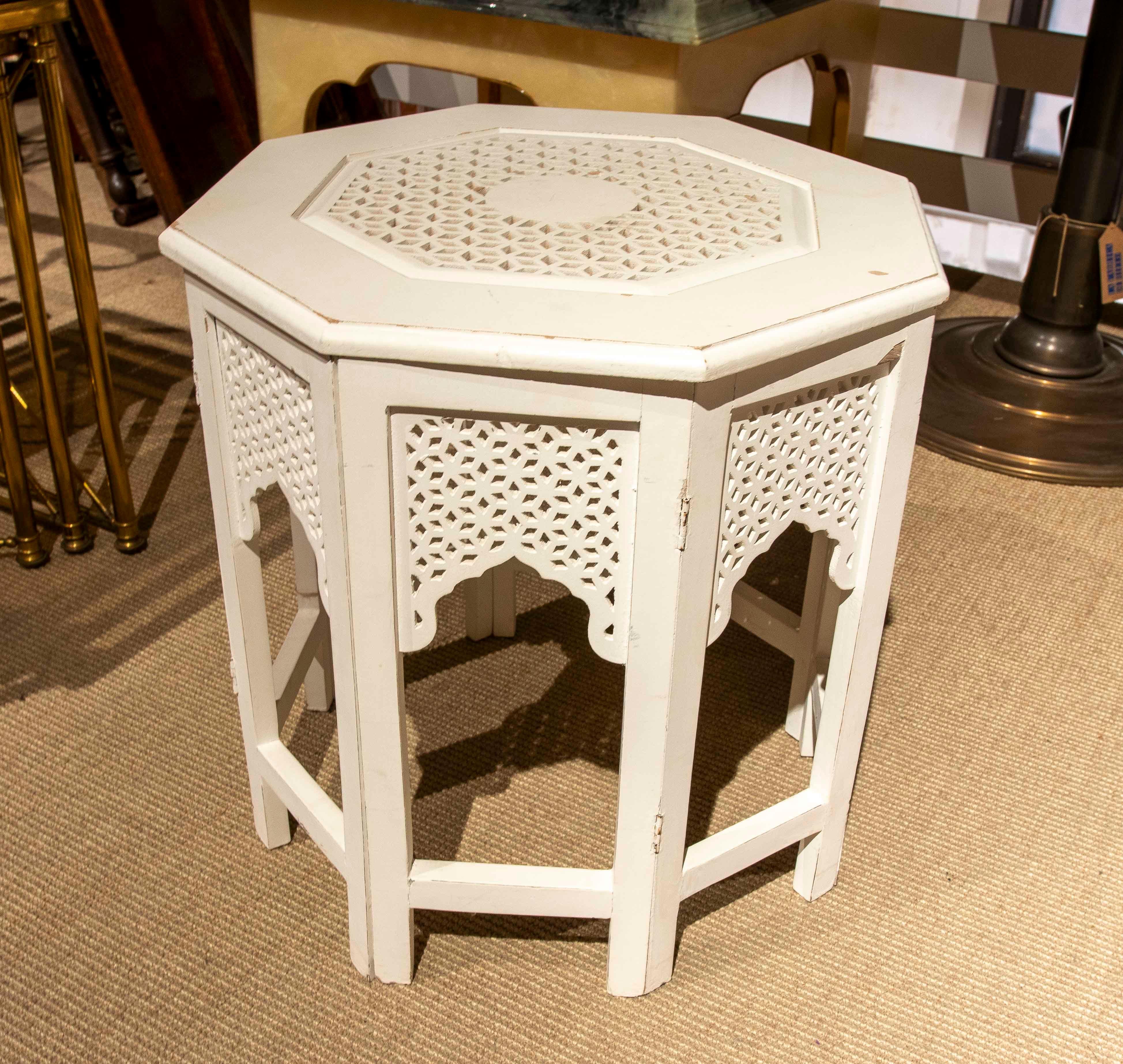Mesa auxiliar octogonal estilo morisco de los años 70 en madera calada blanca Español en venta