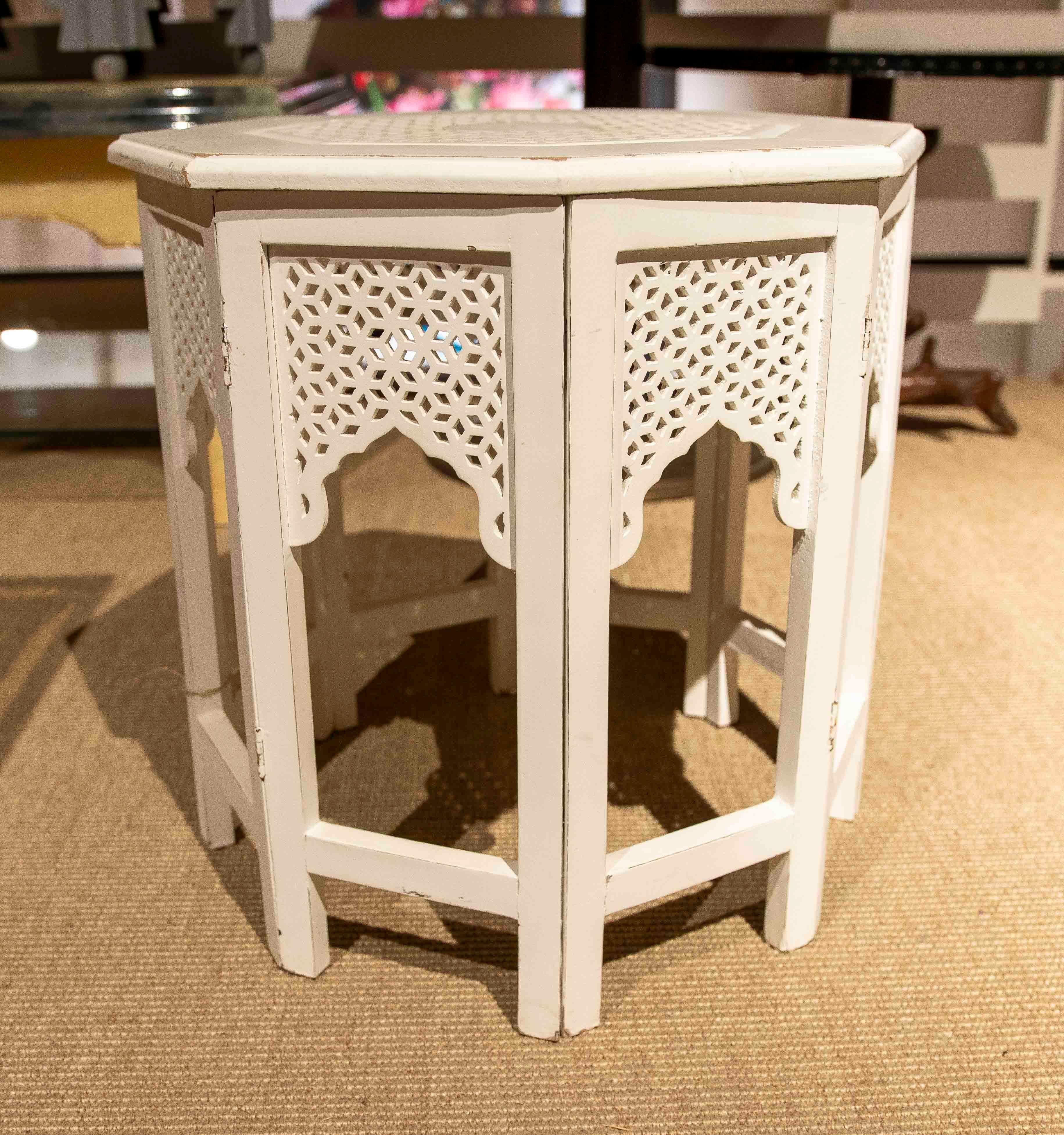 Mesa auxiliar octogonal estilo morisco de los años 70 en madera calada blanca siglo XX en venta