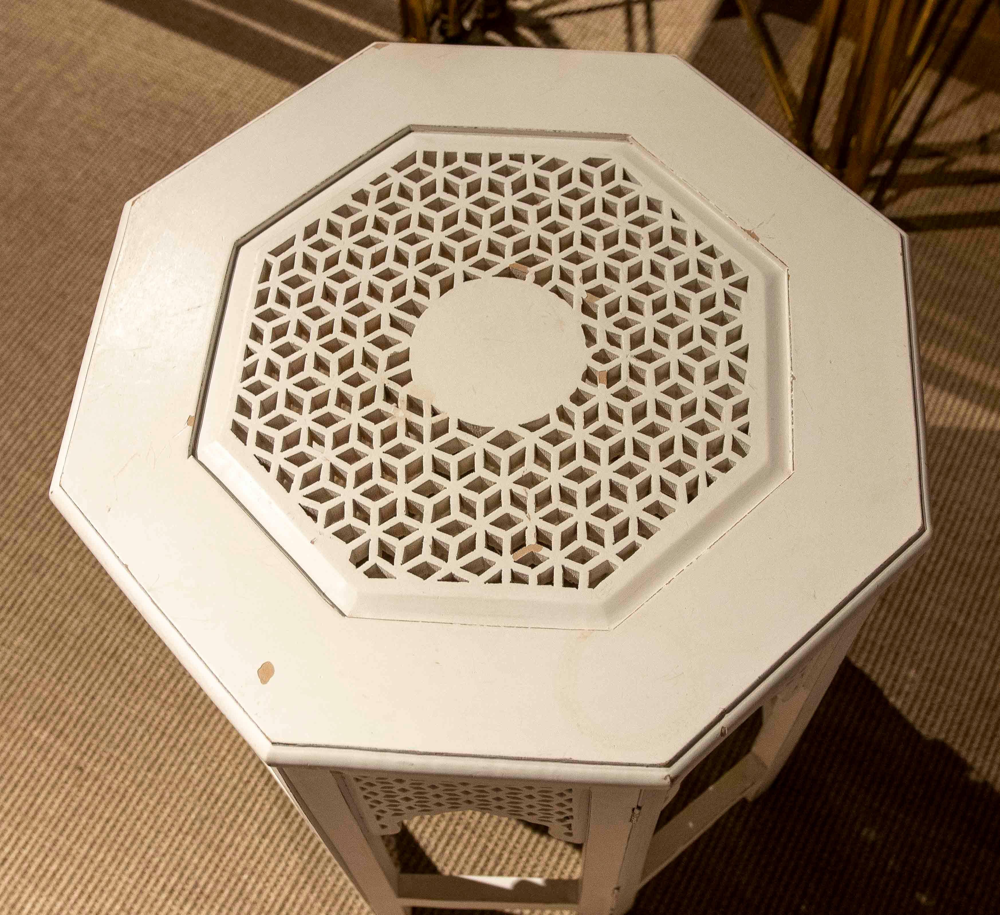 Mesa auxiliar octogonal estilo morisco de los años 70 en madera calada blanca Madera en venta