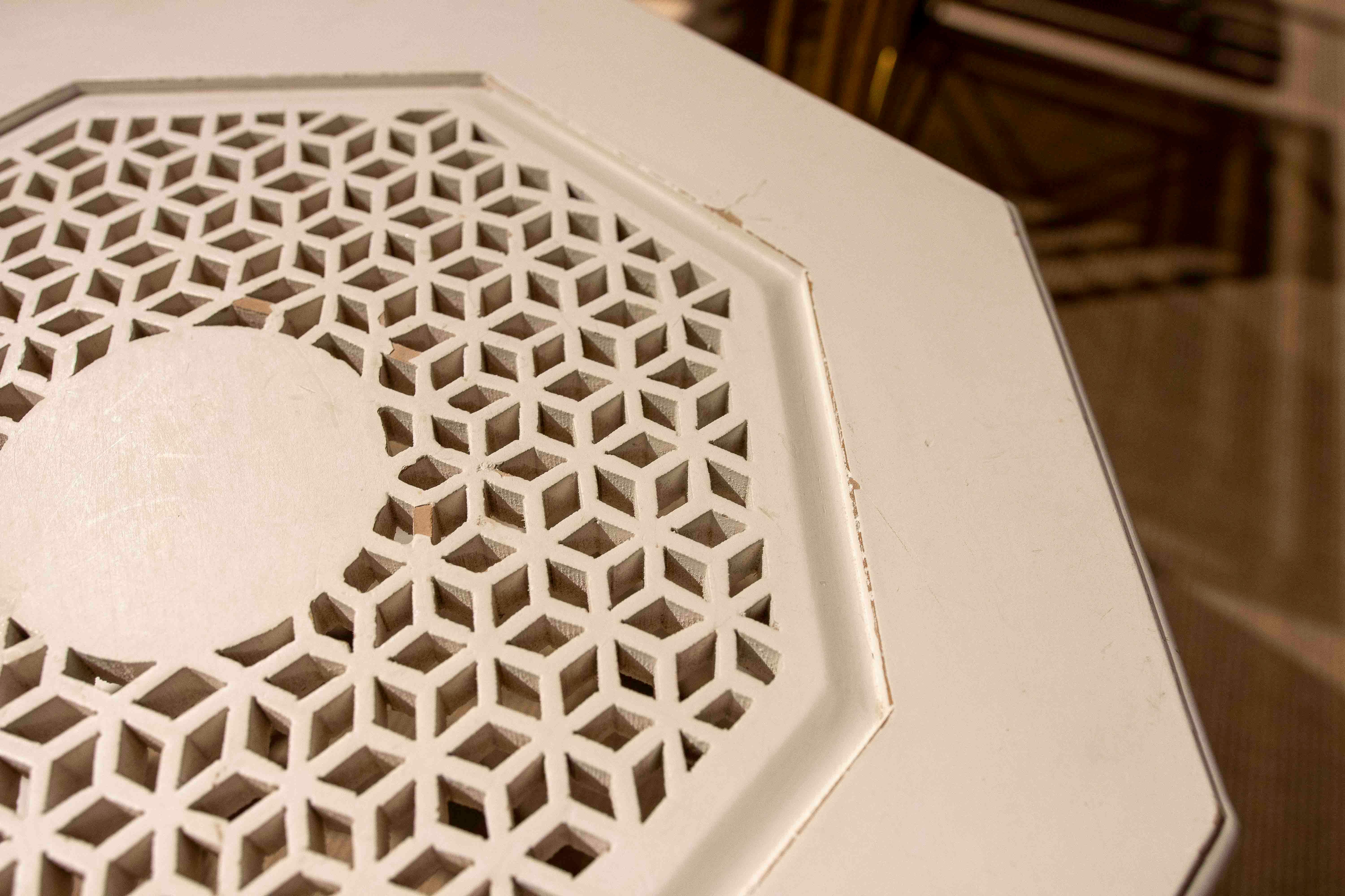 Mesa auxiliar octogonal estilo morisco de los años 70 en madera calada blanca en venta 1