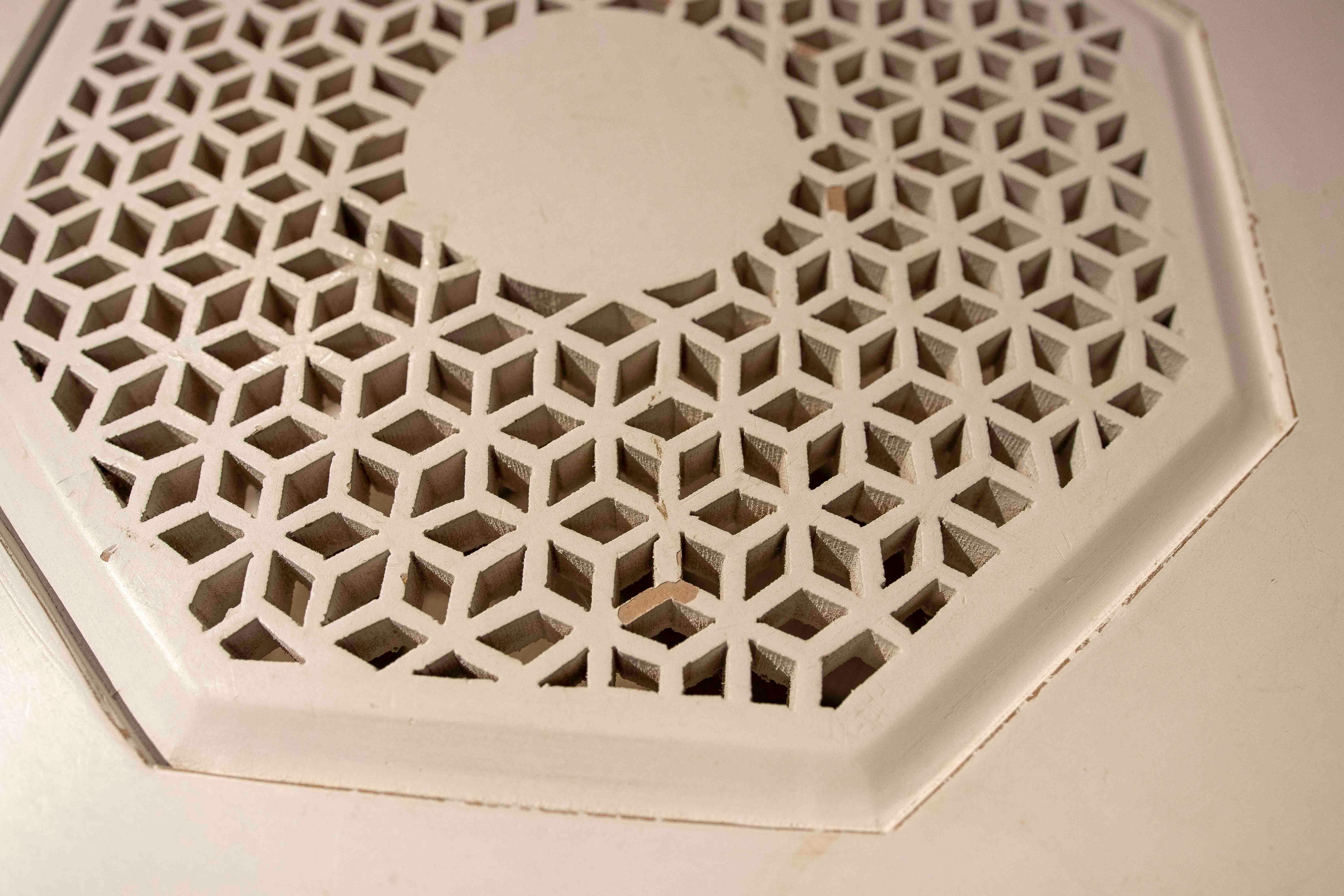 Mesa auxiliar octogonal estilo morisco de los años 70 en madera calada blanca en venta 2