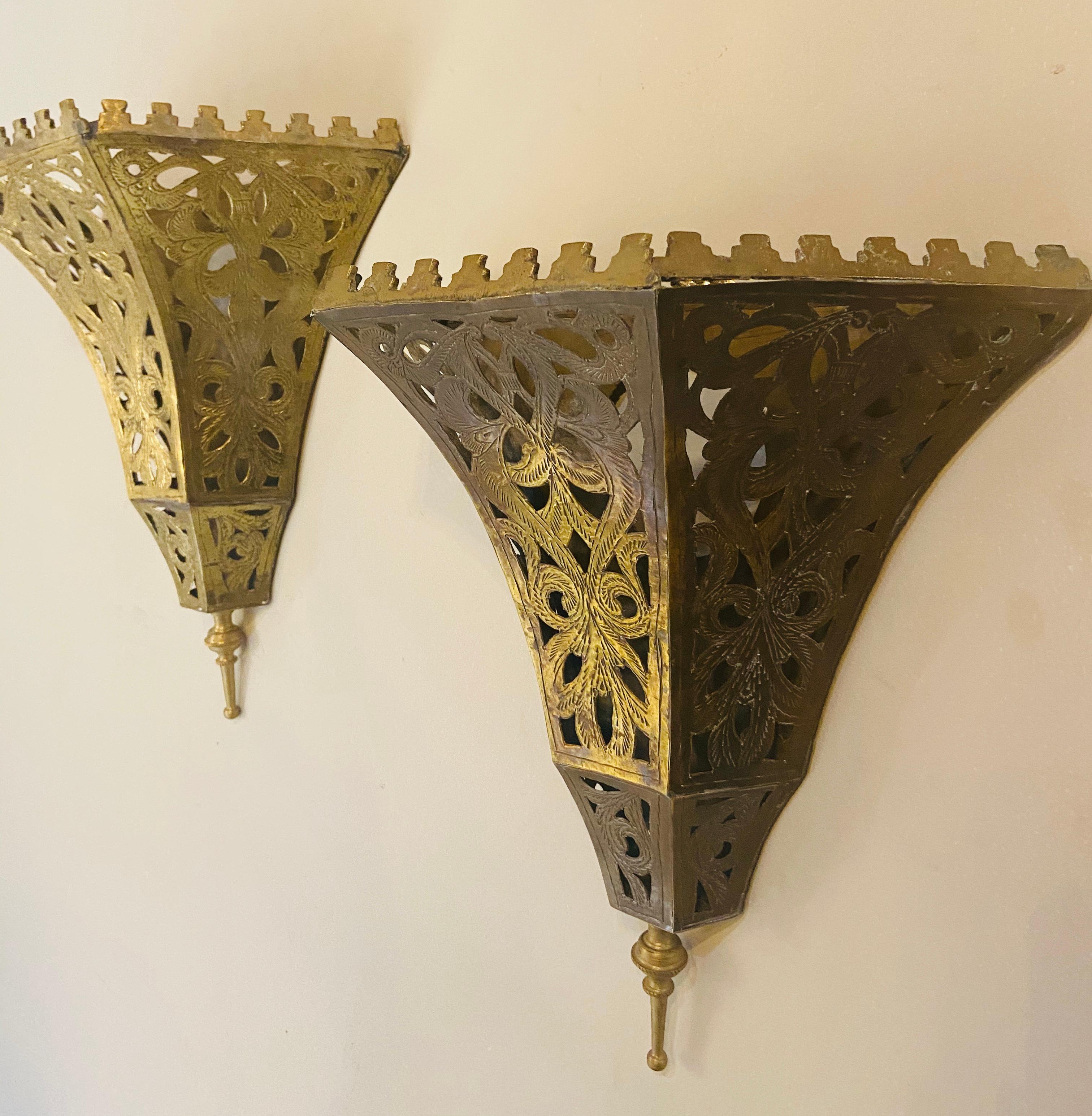 1970s Moroccan Brass Triangle Wall Sconce, a Pair 4