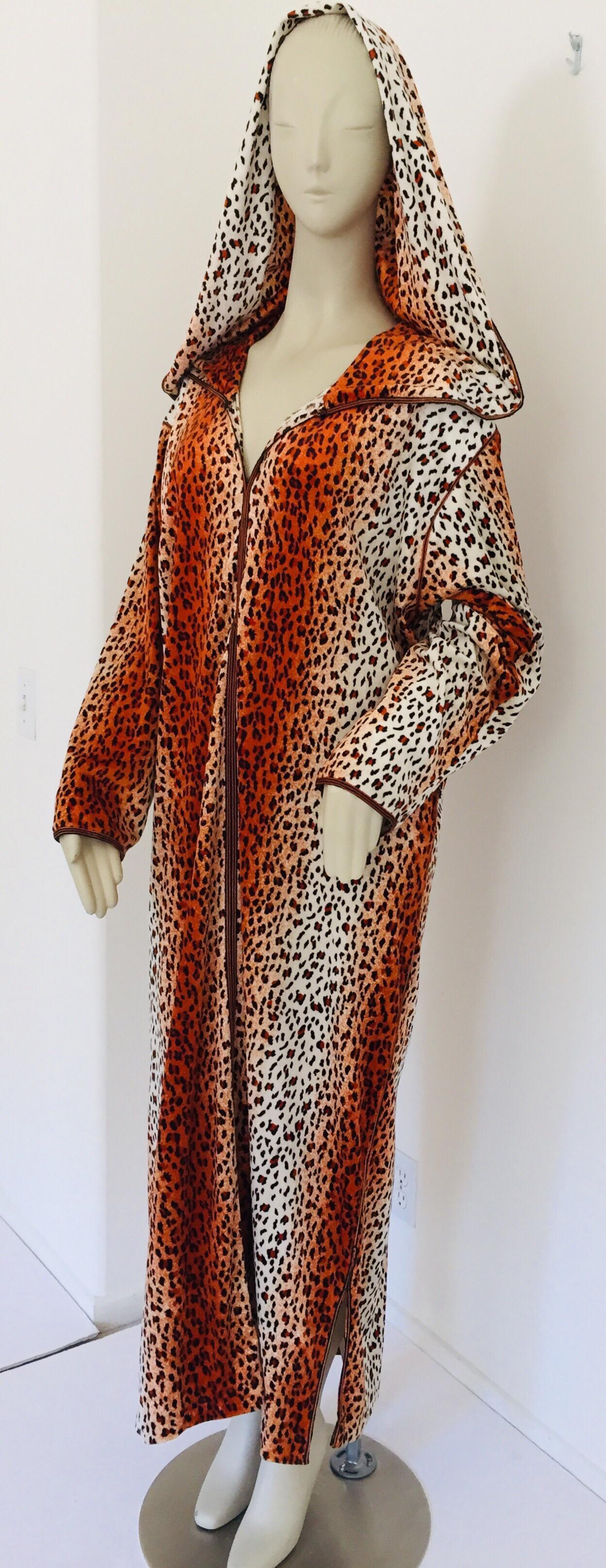 Caftano marocchino con cappuccio anni '70 con stampa animale Djellabah Kaftan in vendita 5