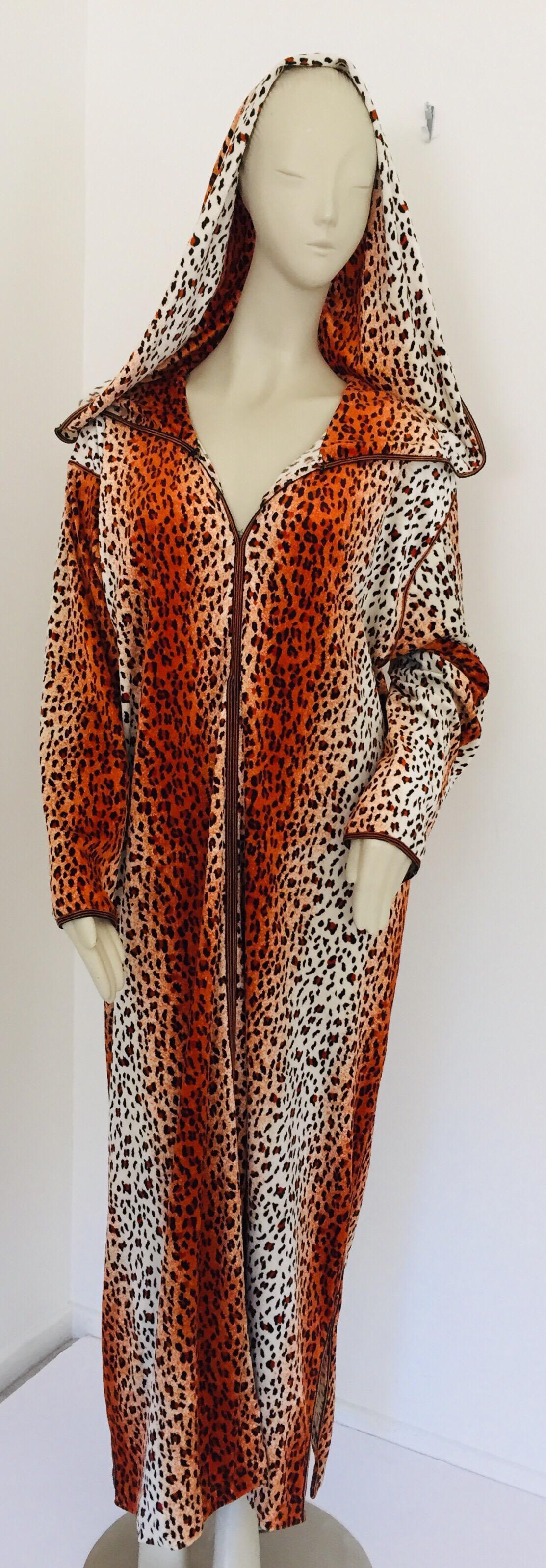 Caftano marocchino con cappuccio anni '70 con stampa animale Djellabah Kaftan in vendita 6