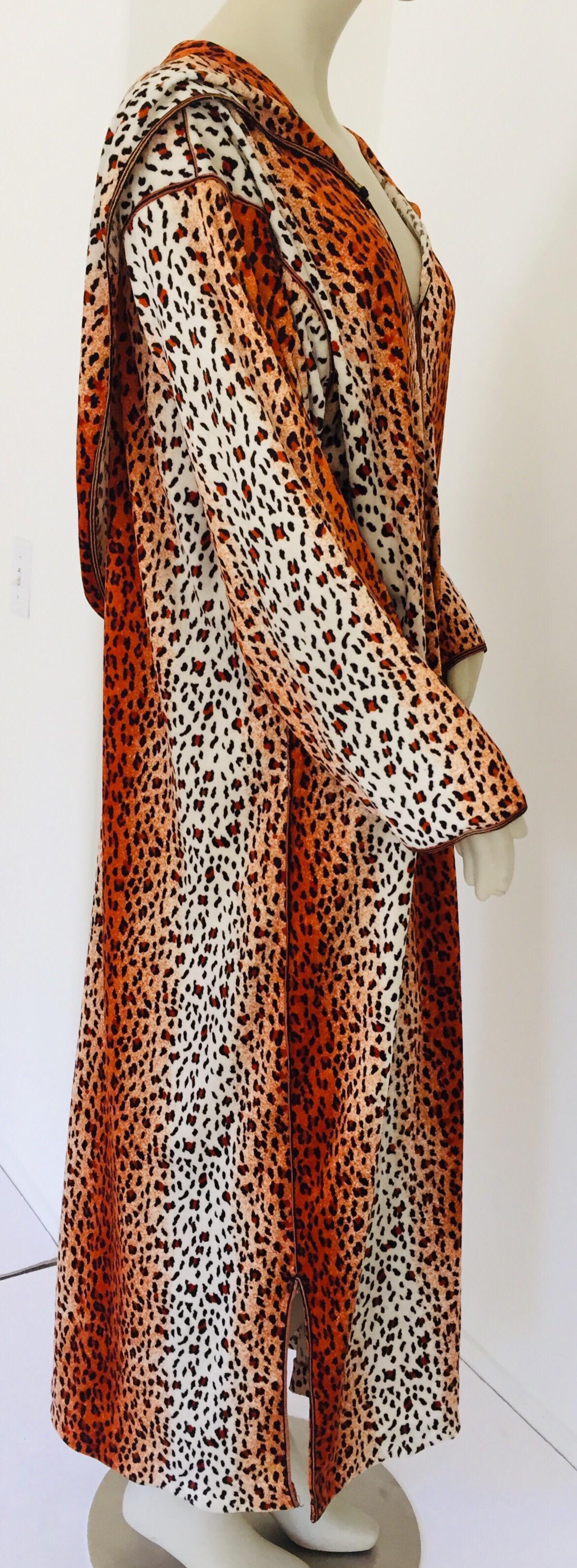 Caftano marocchino con cappuccio anni '70 con stampa animale Djellabah Kaftan in vendita 11