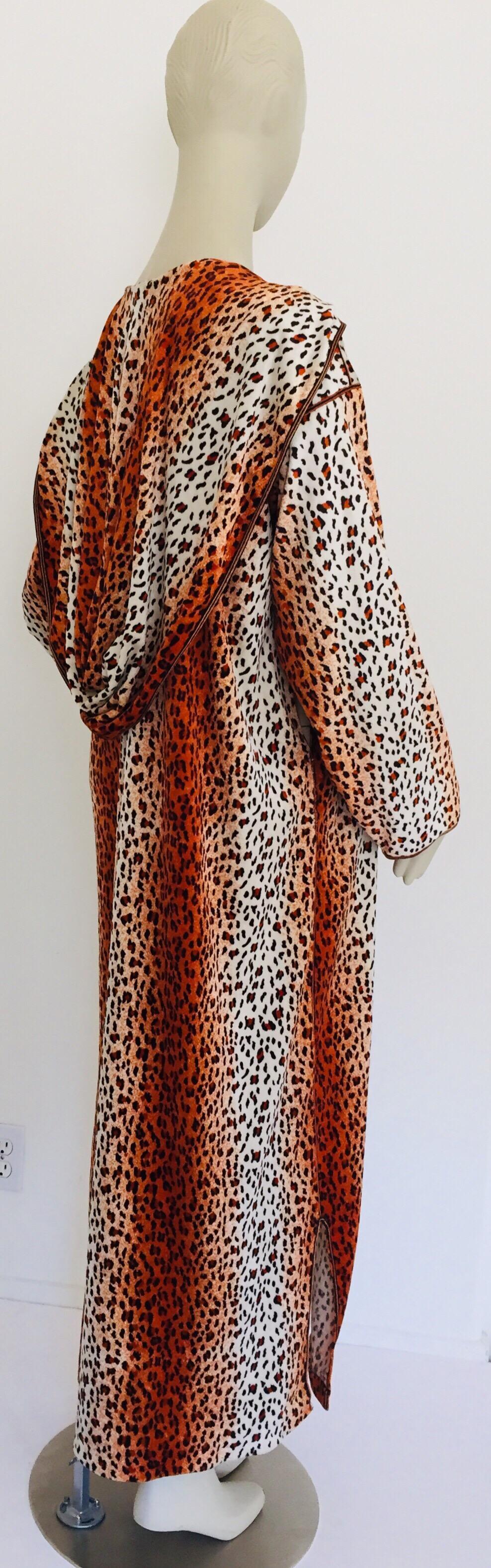 Caftano marocchino con cappuccio anni '70 con stampa animale Djellabah Kaftan in vendita 15