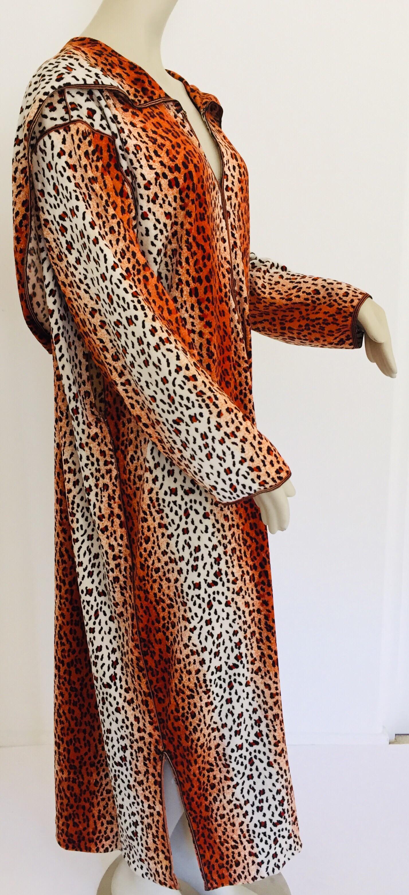 Donna Caftano marocchino con cappuccio anni '70 con stampa animale Djellabah Kaftan in vendita