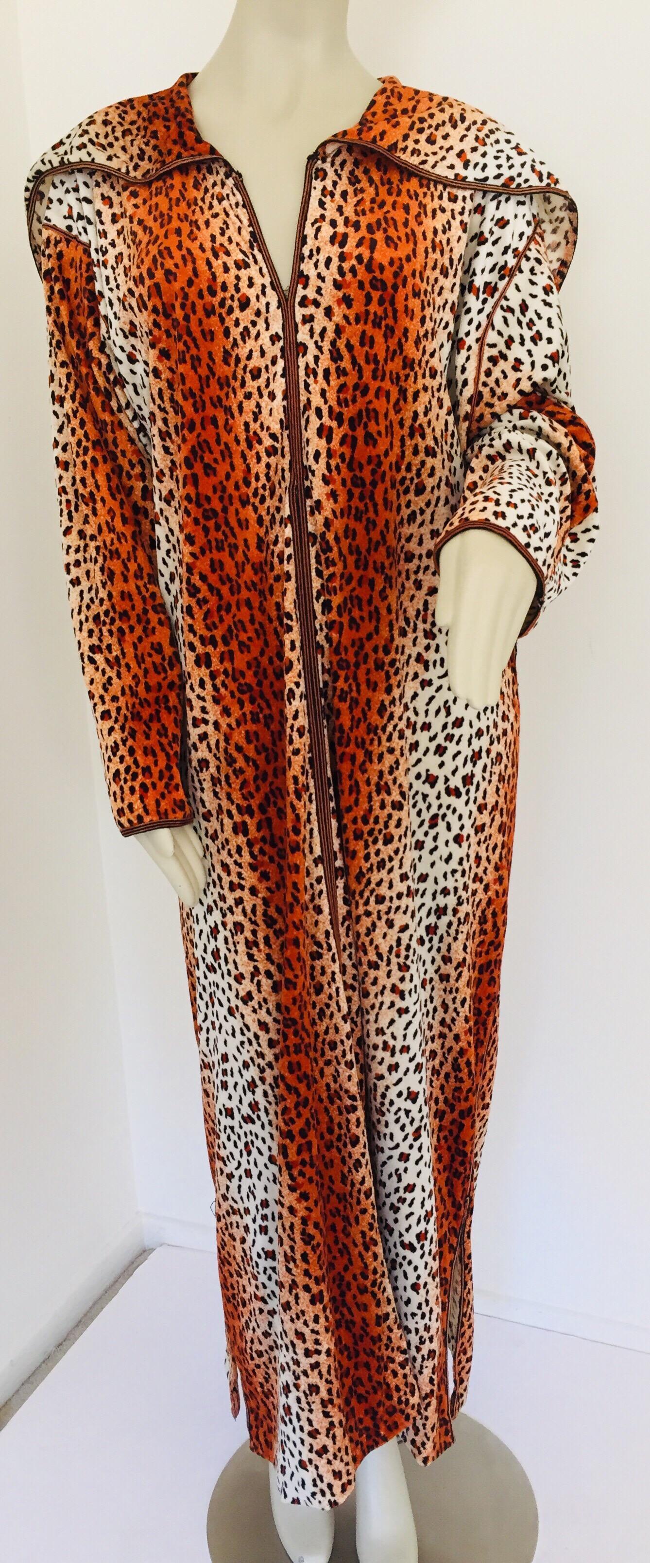 Caftano marocchino con cappuccio anni '70 con stampa animale Djellabah Kaftan in vendita 1