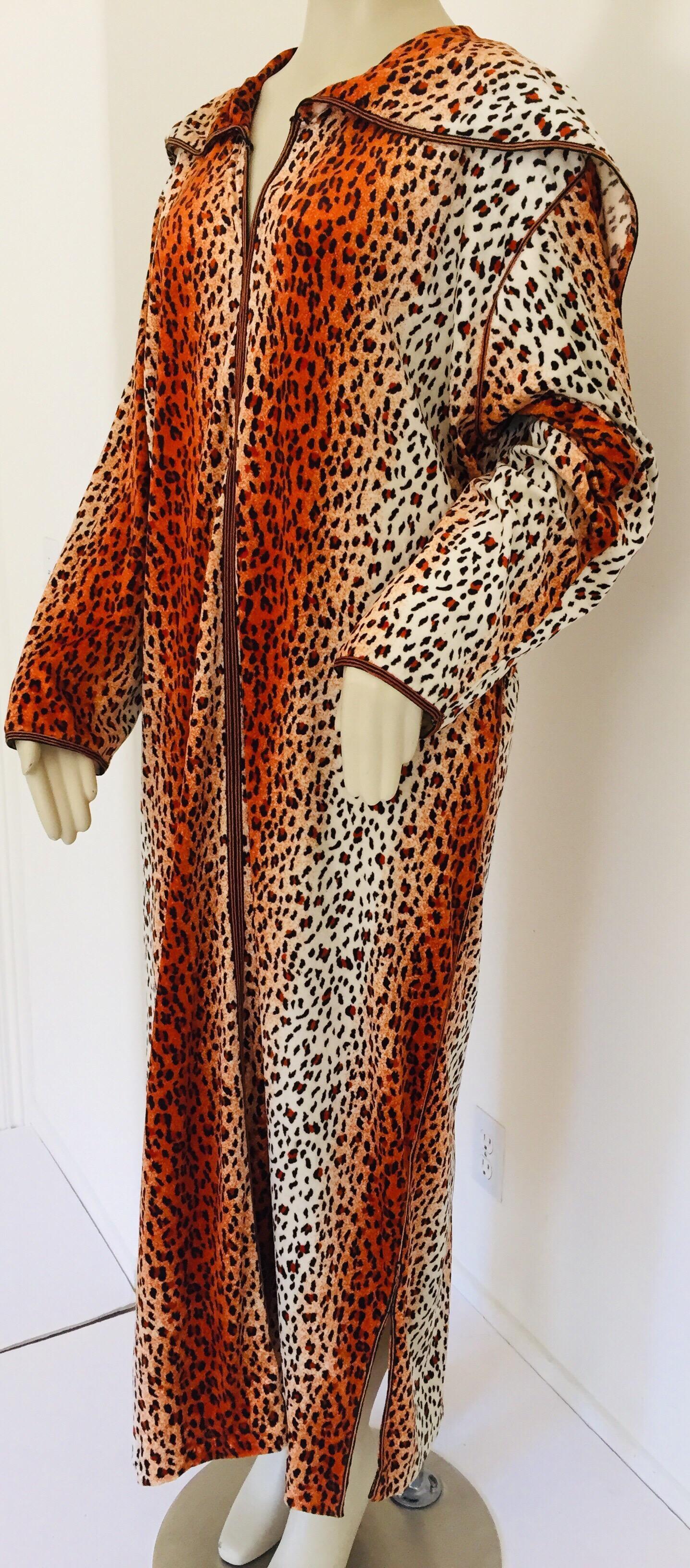 Caftano marocchino con cappuccio anni '70 con stampa animale Djellabah Kaftan in vendita 2