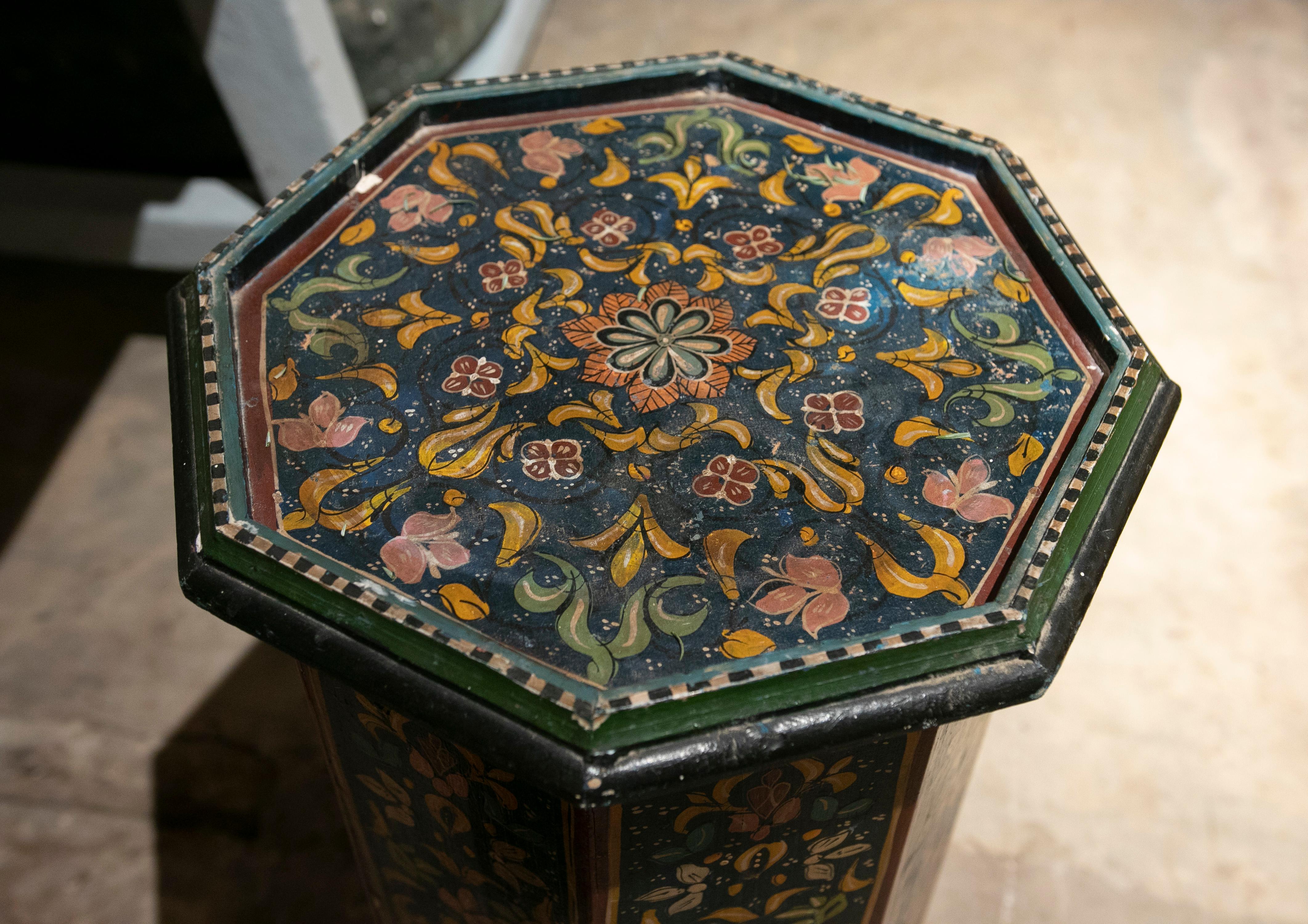 1970s Moroccan Octagonal Side Table in Hand-Painted Wood  4