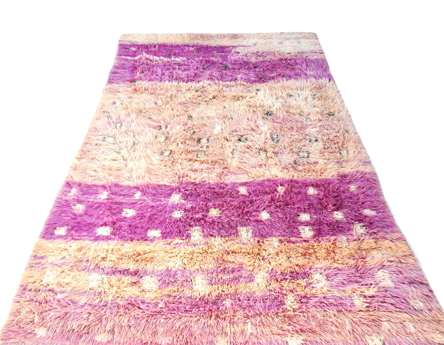 1970s Moroccan Oulmes Rug  5'7 x 8'7 In Good Condition For Sale In Los Angeles, CA