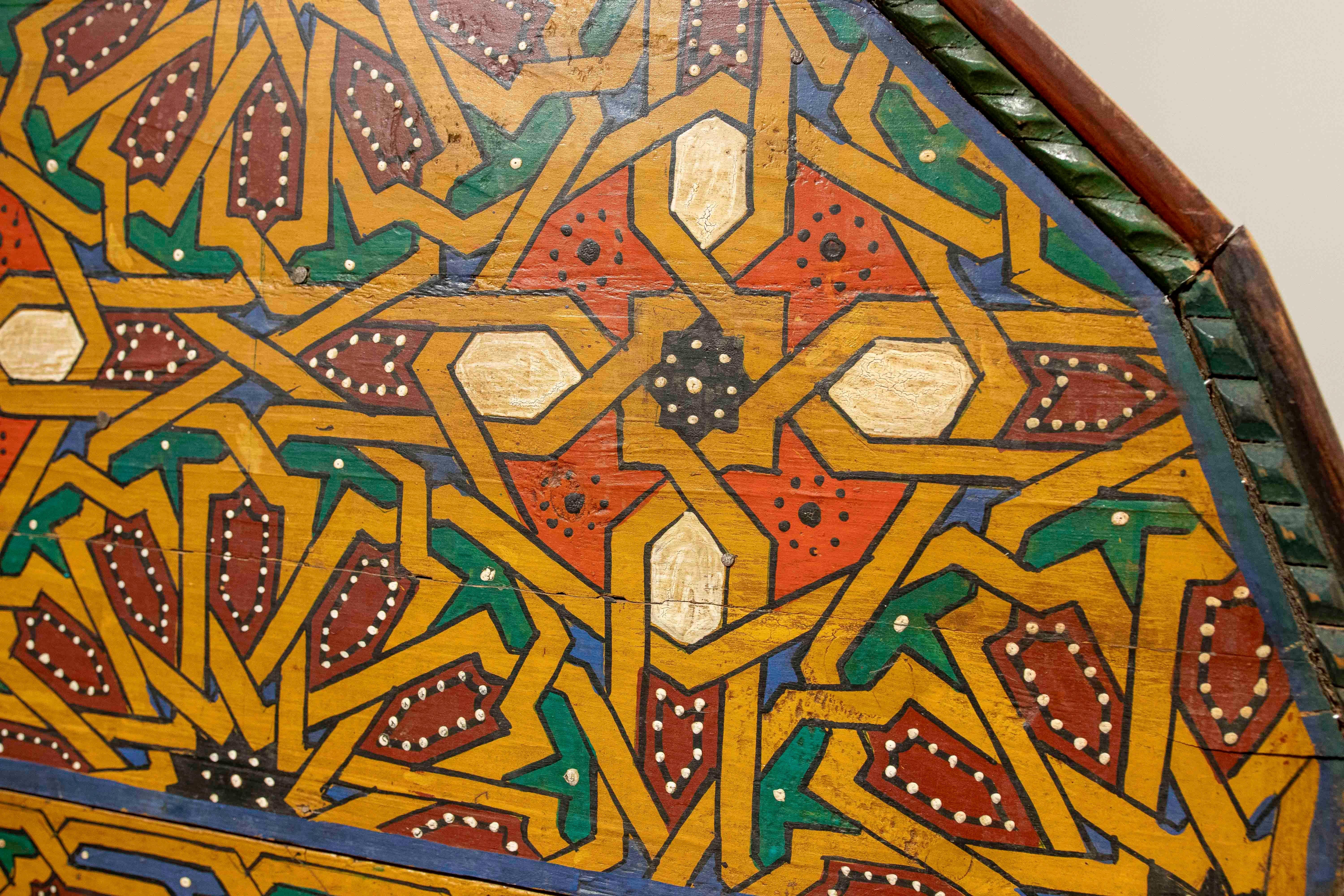 1970s Moroccan Polychrome Mirror with Handcrafted Geometric Design In Good Condition For Sale In Marbella, ES