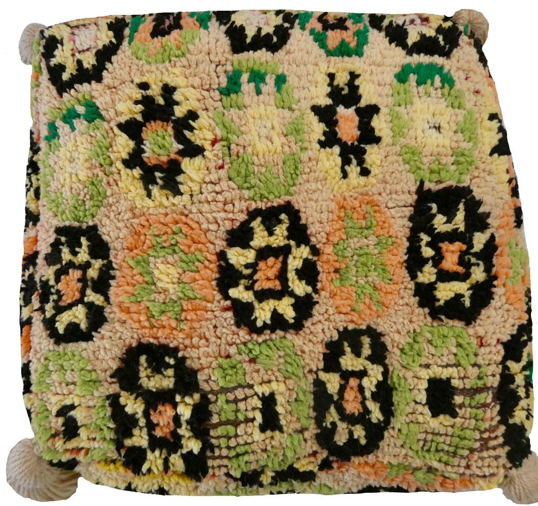 Puf de suelo marroquí hecho a partir de una alfombra abstracta de mediados de siglo tejida a mano en color crema,  Lana verde peridoto, amarilla, albaricoque y negra. Detalles artesanales de borlas y respaldo de kilim. Nuevo inserto alternativo de