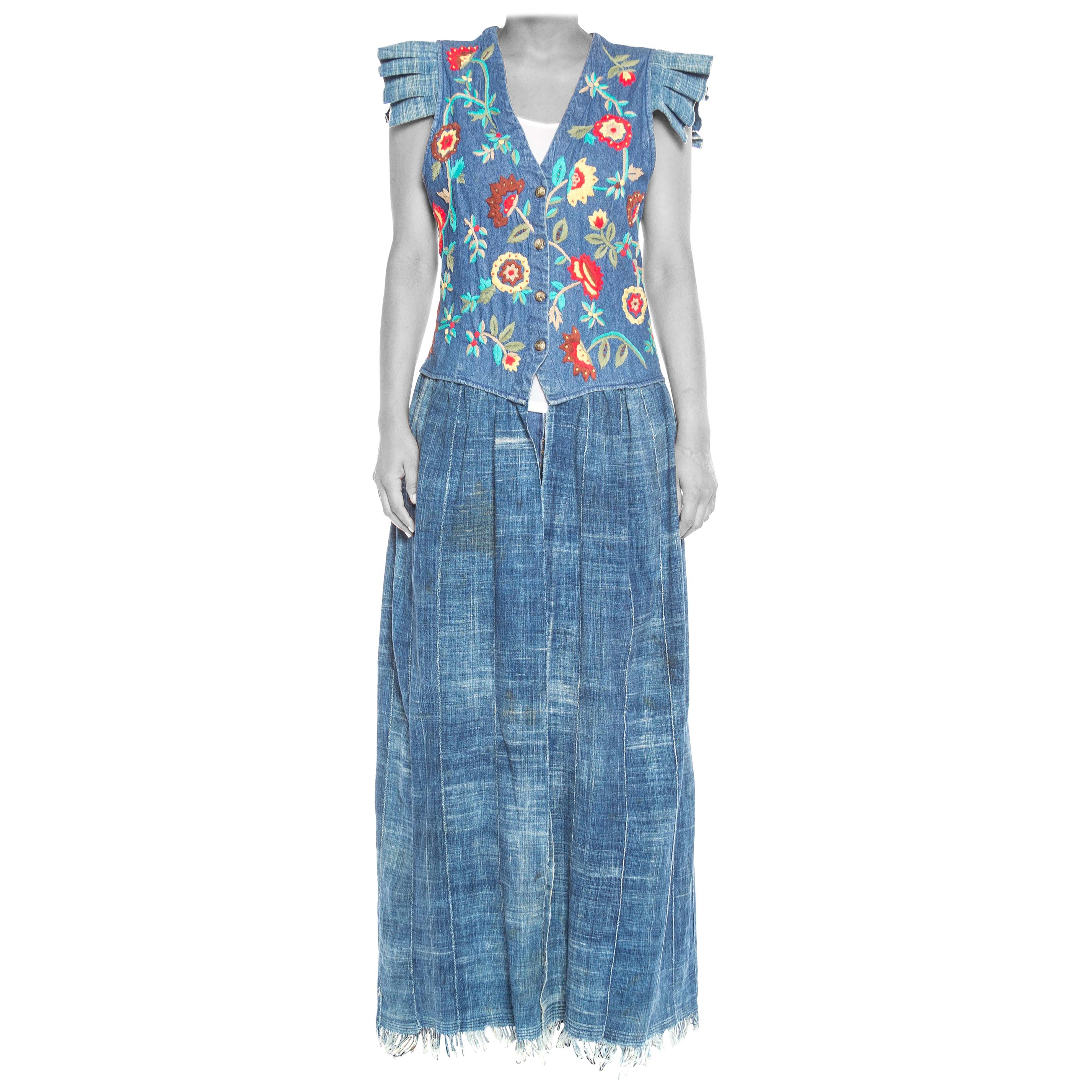 COLLECTION MORPHEW - Robe longue en jean de coton brodé de fleurs et indigo africain en vente