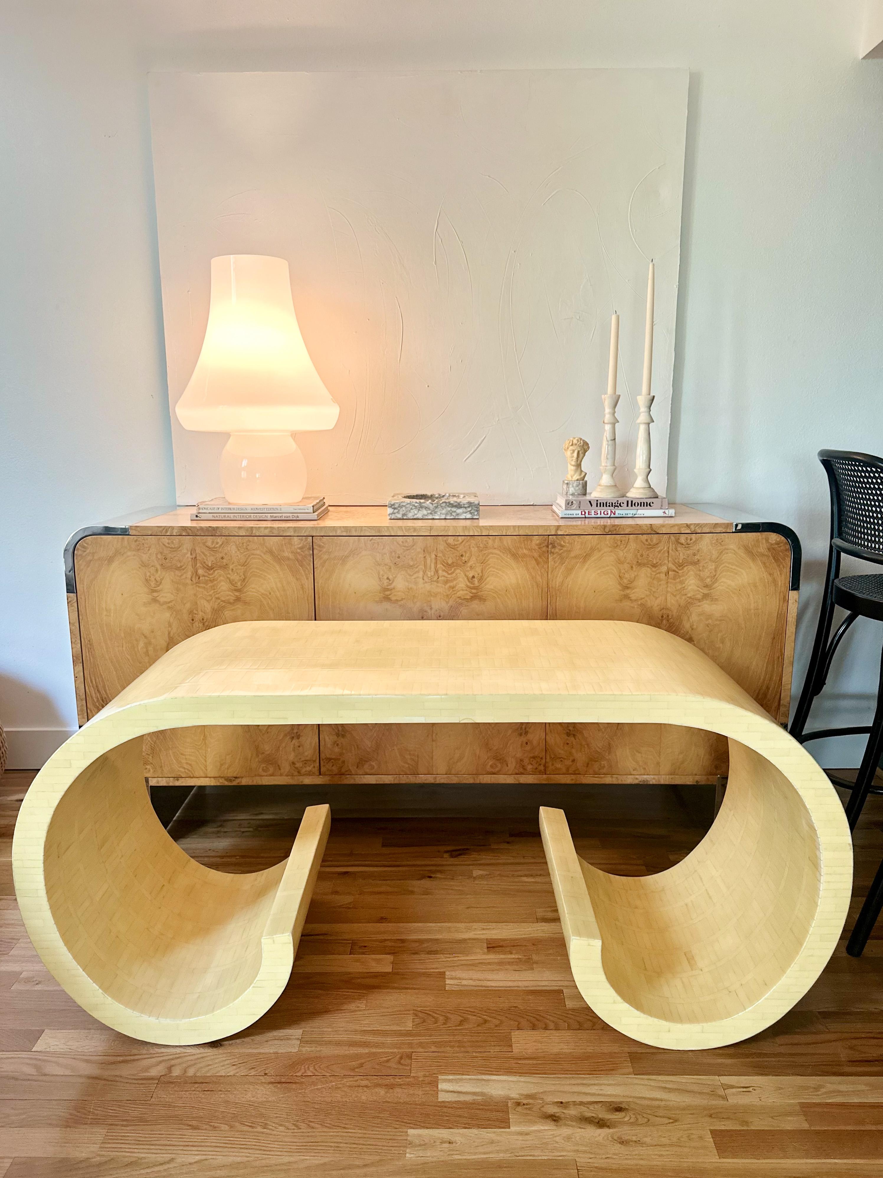 Exquise console ou bureau à volutes en os tessellé, attribuée à Enrique Garcel pour Jimeco, fabriquée en Colombie vers les années 1970. Cette table rare est une œuvre d'art artisanale, entièrement enveloppée d'une mosaïque de placage d'os qui a