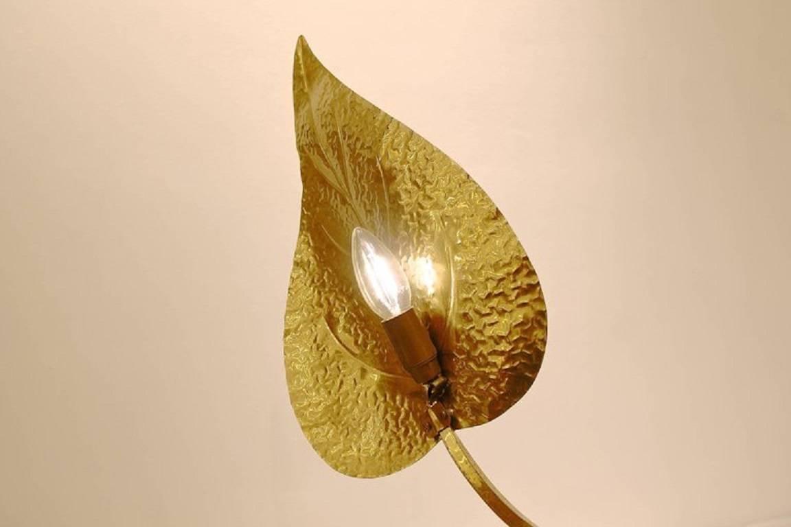 1970s Mouldable Leaf-Shaped Brass Lamp Designed by Tommaso Barbi, Italy In Good Condition In Brussels, BE