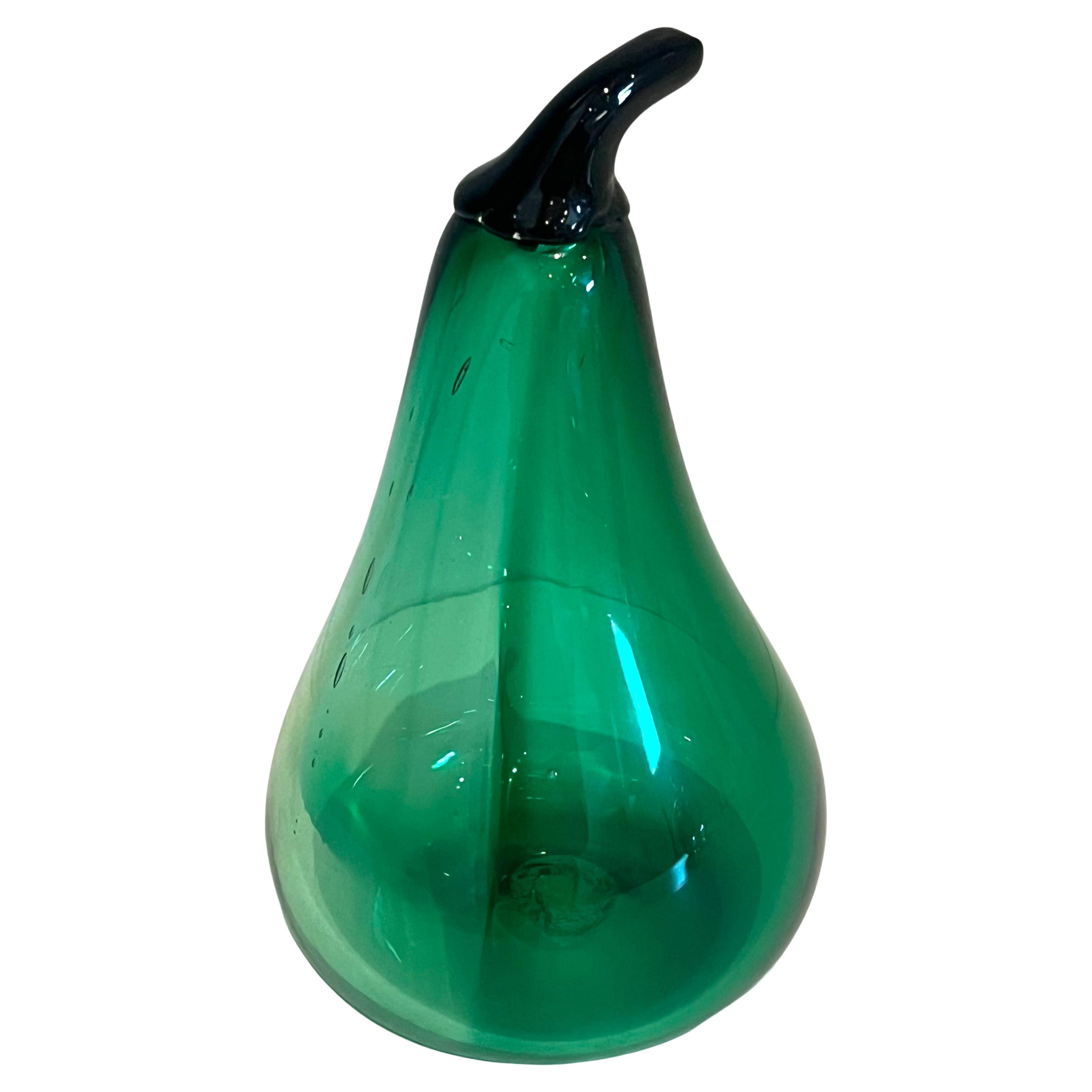 Beautiful Green Glass Pear Skulptur circa 1970's großen Zustand von V Williams unterzeichnet.