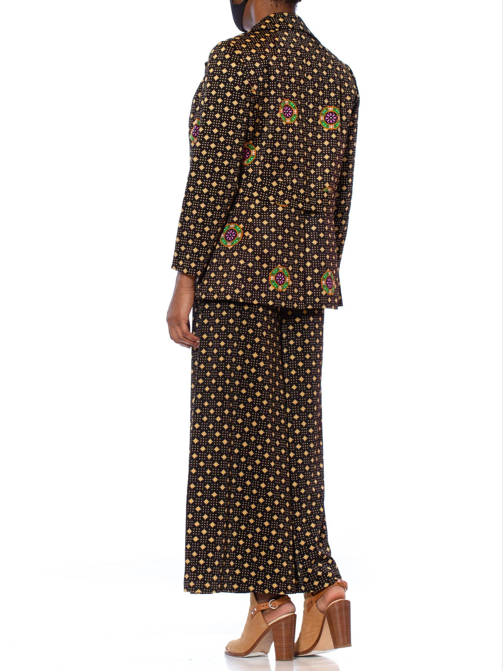 1970S MR DINO Black & Gold Polyester Jersey Geometric Print Pant Suit In Excellent Condition In New York, NY