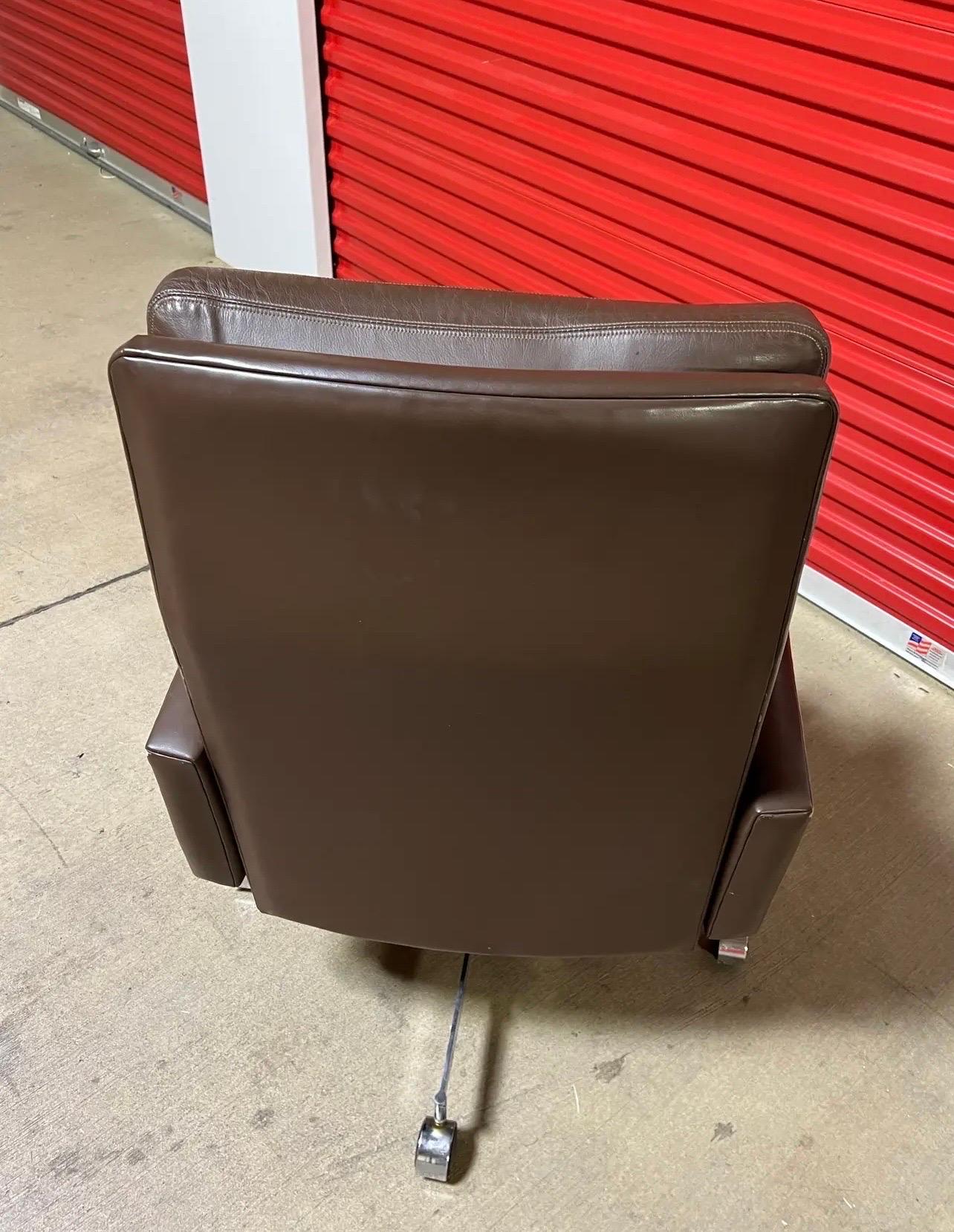 Late 20th Century 1970s Mueller Leather Executive Desk Chair For Sale