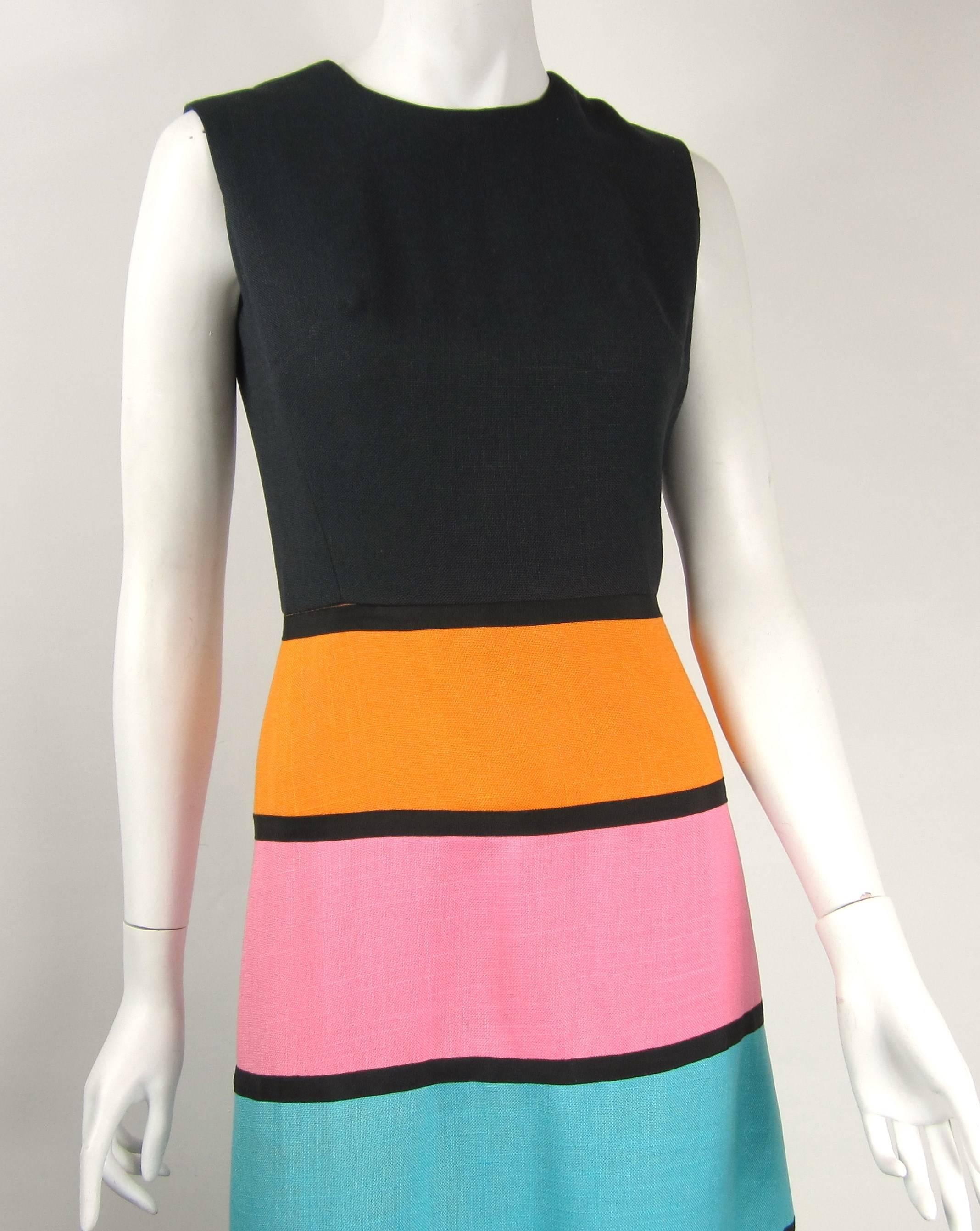 Des rayures horizontales sur cette robe longue des années 1970 avec une grande applique florale sur le côté de la jupe. Fermeture éclair dans le dos. Doublé. Mesures -- jusqu'à 34 pouces de poitrine--- jusqu'à 26 pouces de taille ---- jusqu'à 36
