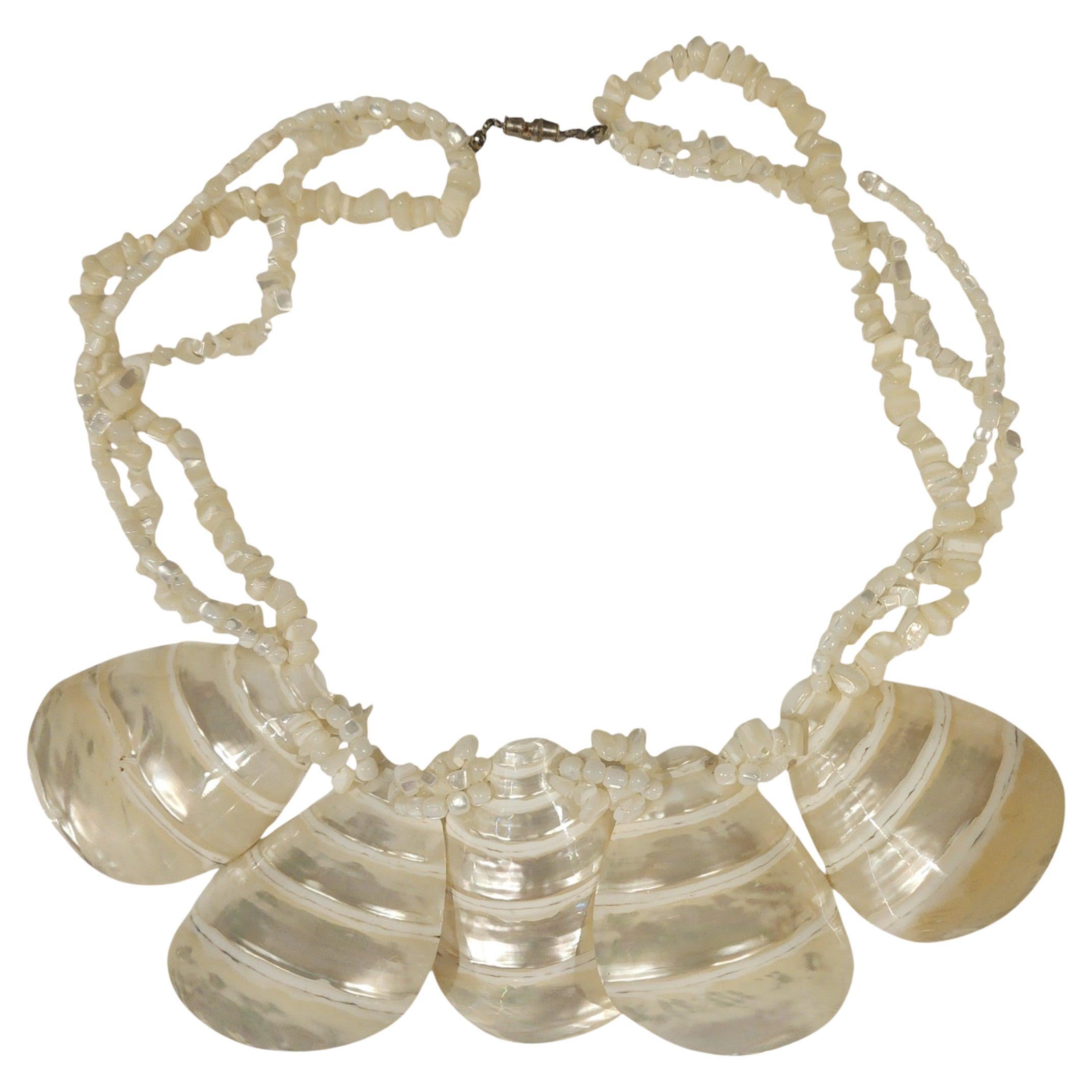 1970s Multi-Strand White Shell Bib Necklace with Layered Mother-of-Pearl Drops en venta