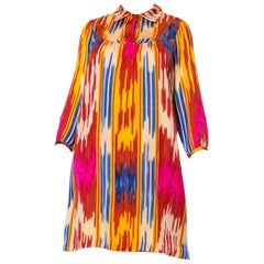 Robe tunique Ikat multicolore en satin de soie tissée à la main des années 1970