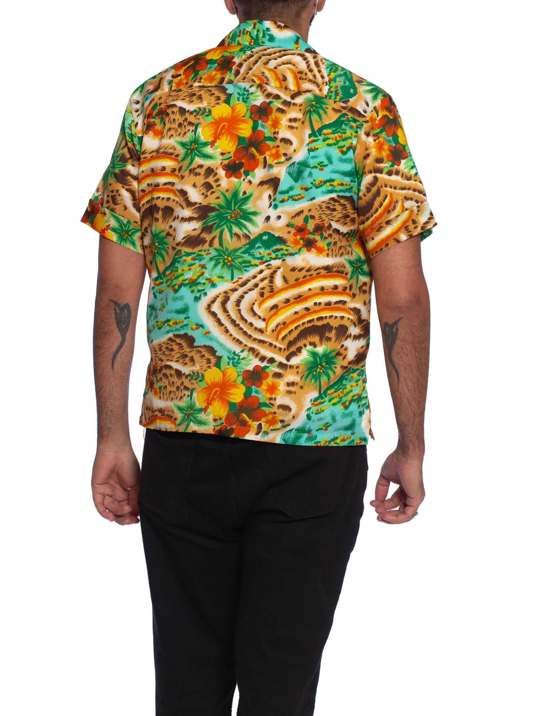 Marron Chemise en polyester tropicale multicolore des années 1970 pour hommes avec imprimé scénique léopard en vente