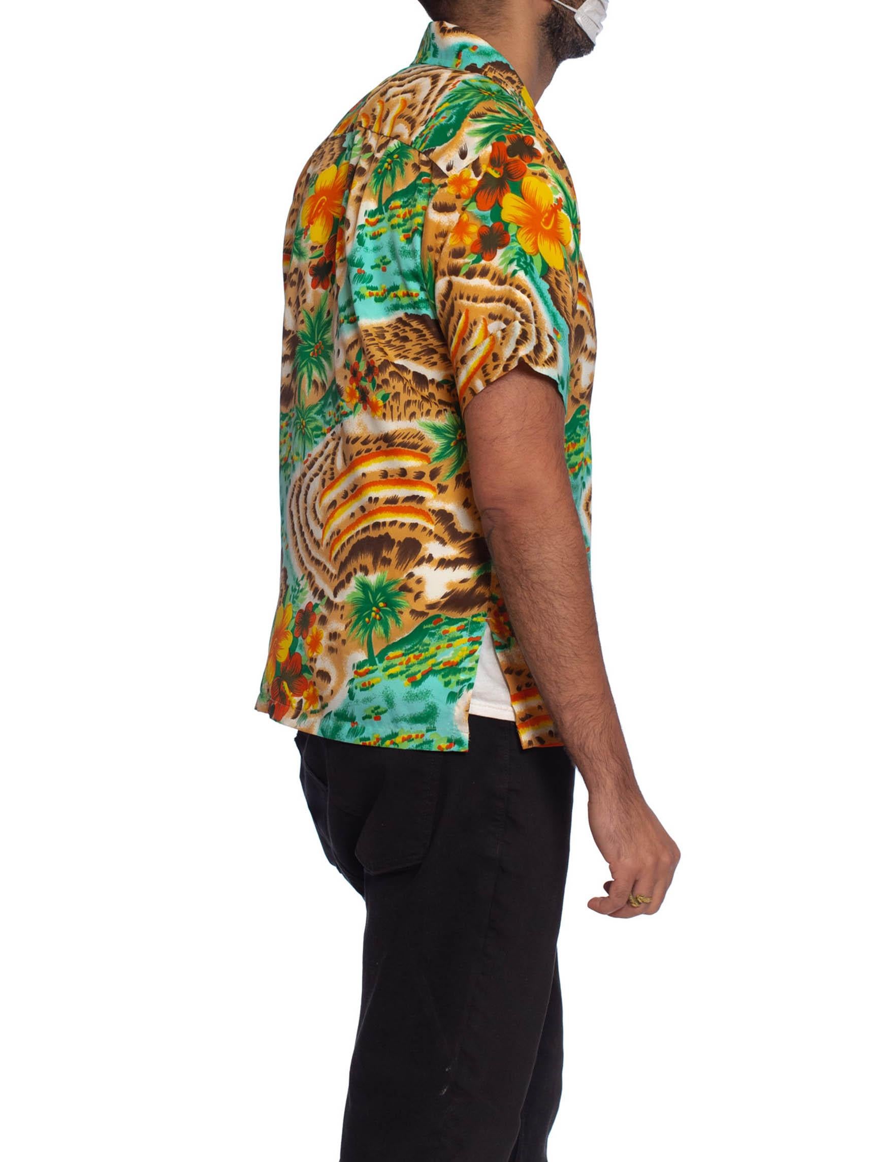 Chemise en polyester tropicale multicolore des années 1970 pour hommes avec imprimé scénique léopard Excellent état - En vente à New York, NY