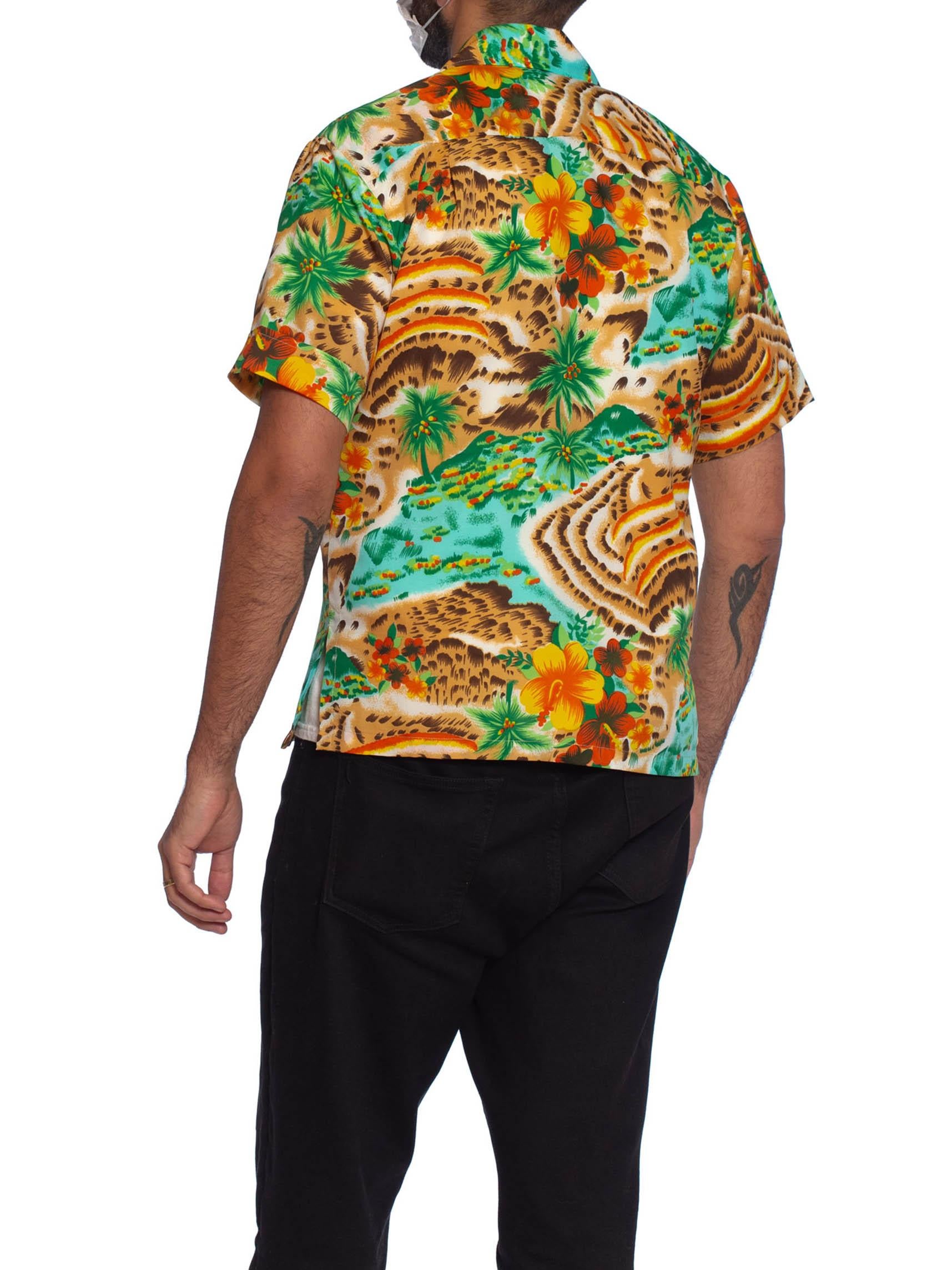 Chemise en polyester tropicale multicolore des années 1970 pour hommes avec imprimé scénique léopard en vente 1