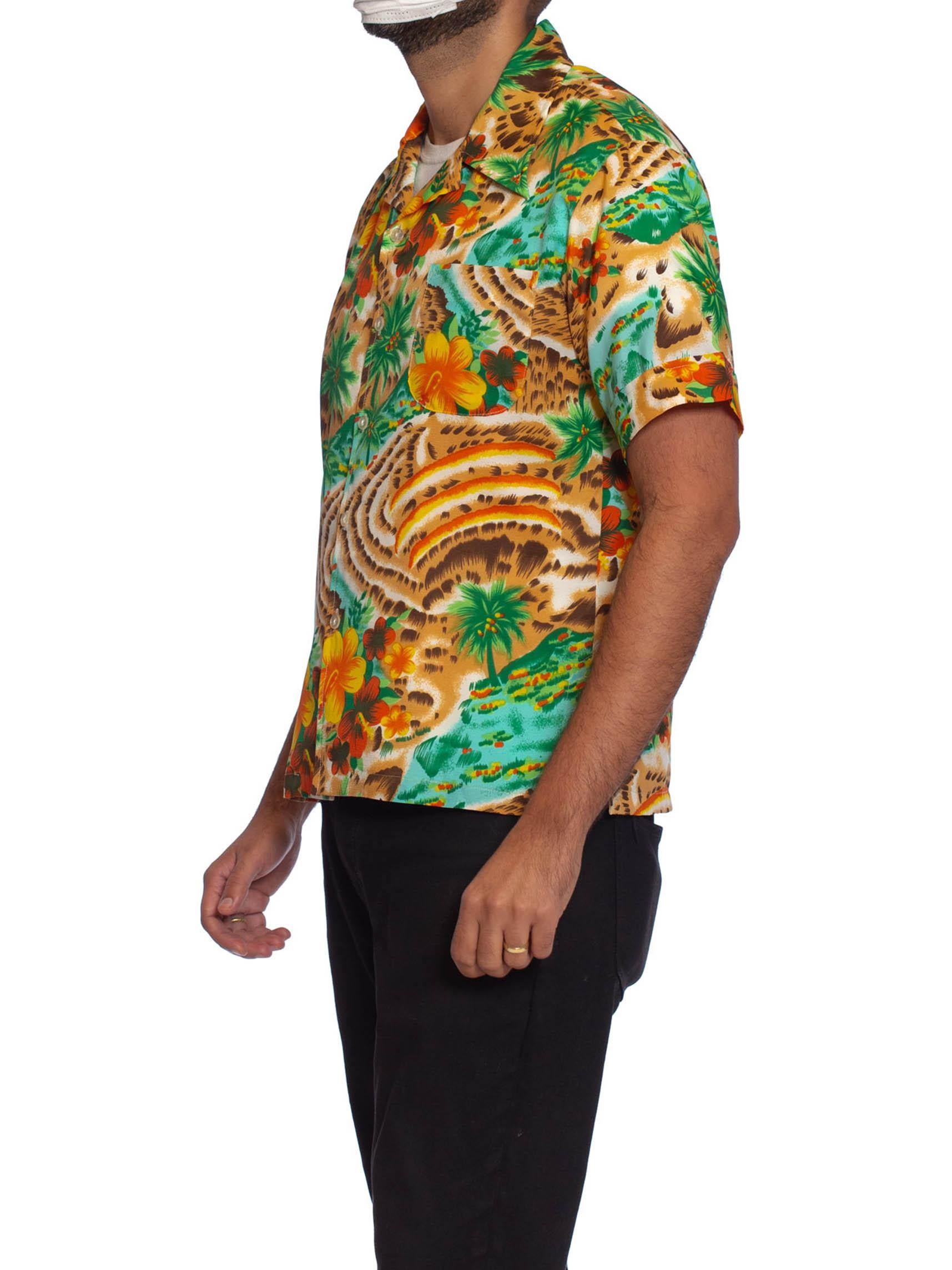 Chemise en polyester tropicale multicolore des années 1970 pour hommes avec imprimé scénique léopard en vente 2